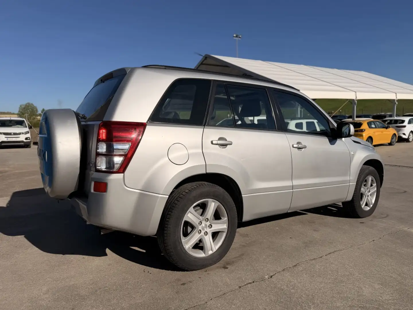 Suzuki Grand Vitara 2.0 JLX-AL Gris - 2