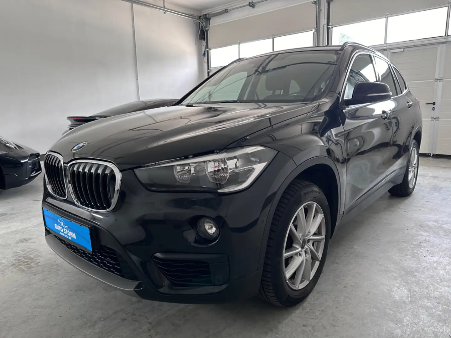 BMW X1 sDrive 18d Advantage*NAVI*SHZ*AHK*8-fach* AHK el.H Schwarz - 1