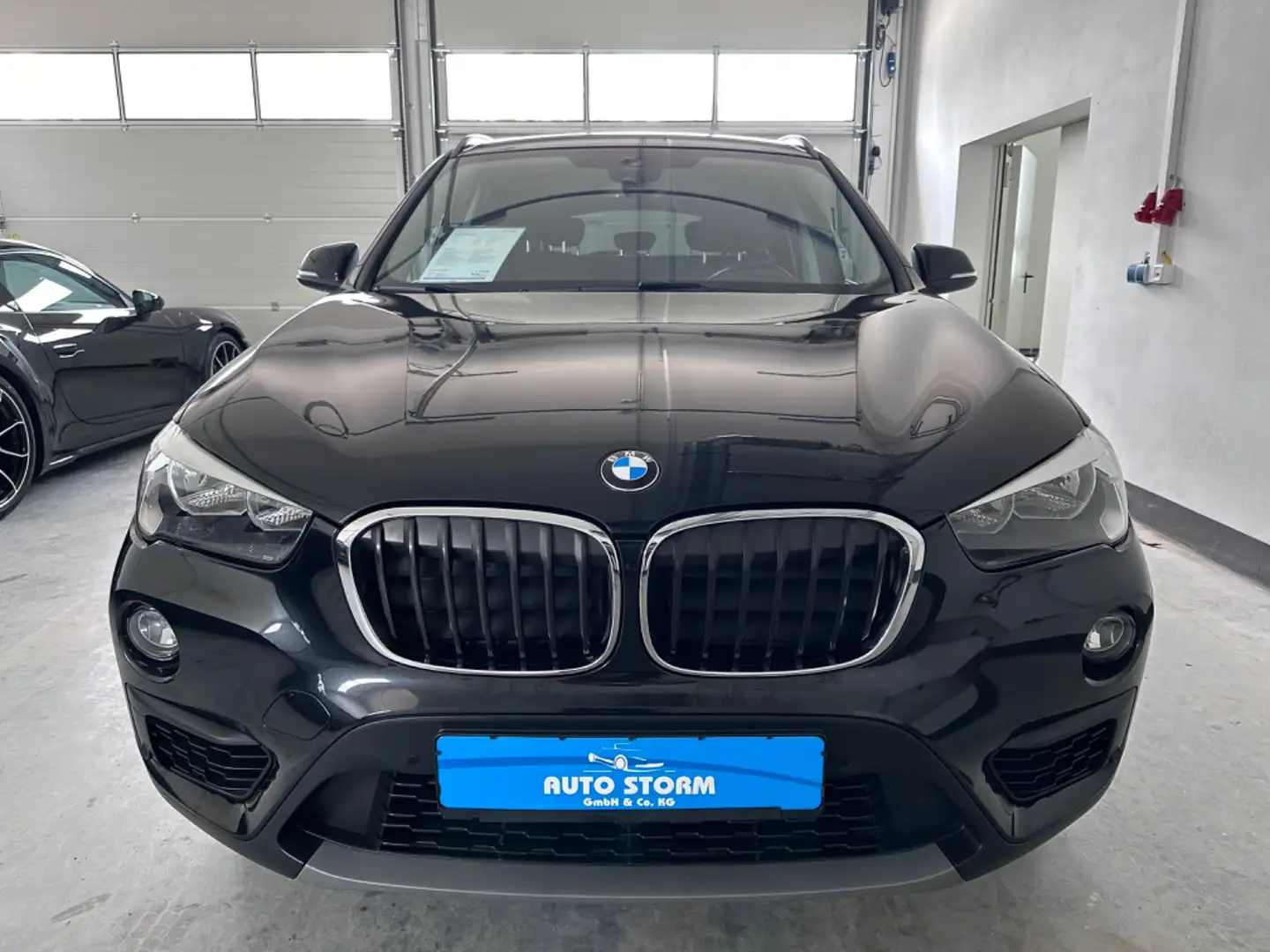 BMW X1 sDrive 18d Advantage*NAVI*SHZ*AHK*8-fach* AHK el.H Schwarz - 2