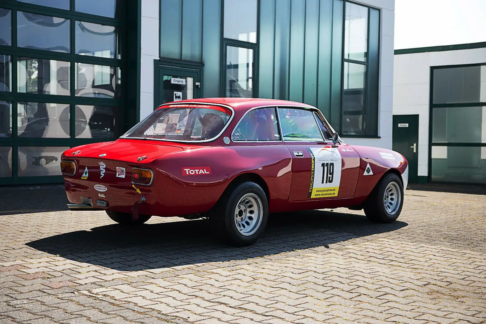 Alfa Romeo GT 1750 GTAm Competition Rennwagen mit Zubehör Rosso - 1