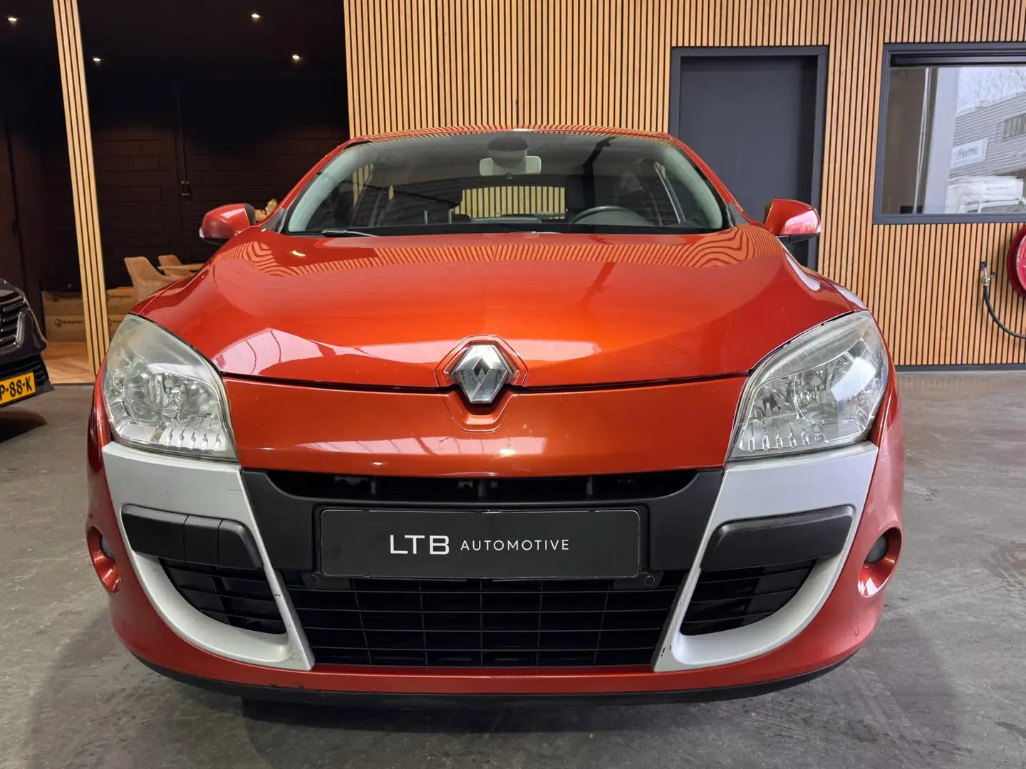 Renault Megane Coupé 1.6 Expression Coupe Airco|Navi|PDC|APK|NAP Orange - 2