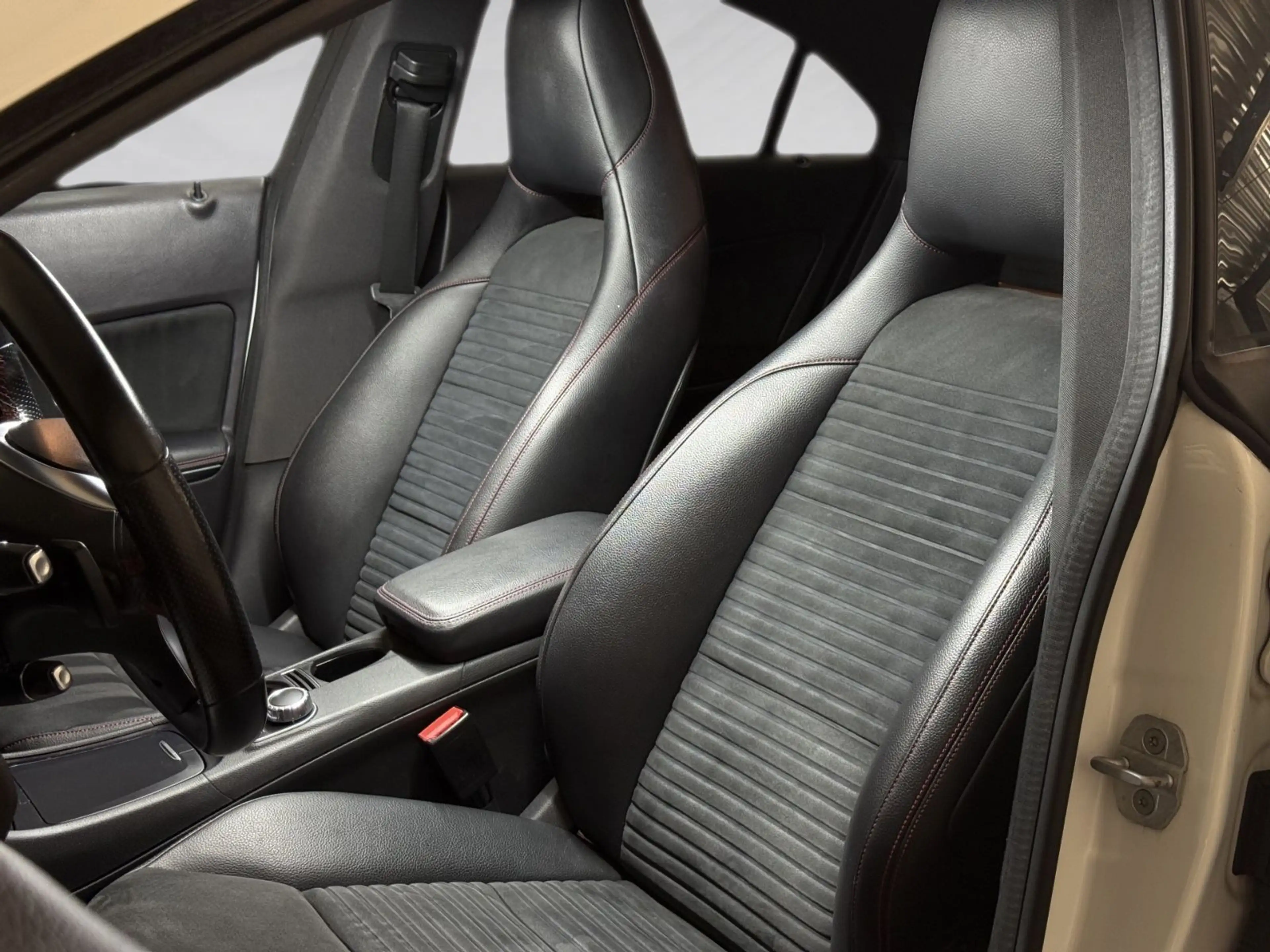 Mercedes-Benz CLA 180 AMG LINE/NIGHT-PAKET/BI-XENON/KLIMA/SHZ — photo 13