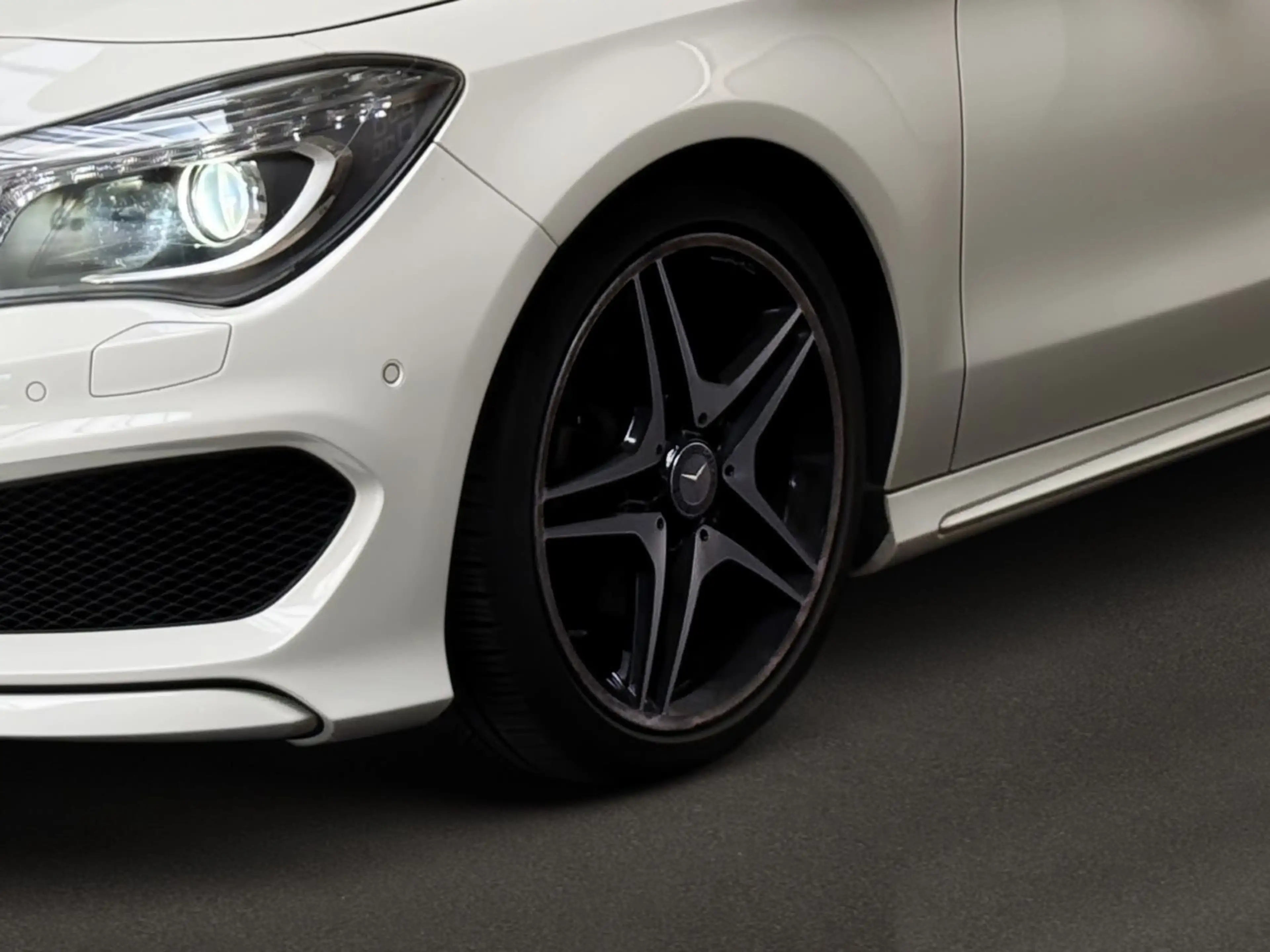 Mercedes-Benz CLA 180 AMG LINE/NIGHT-PAKET/BI-XENON/KLIMA/SHZ — photo 4
