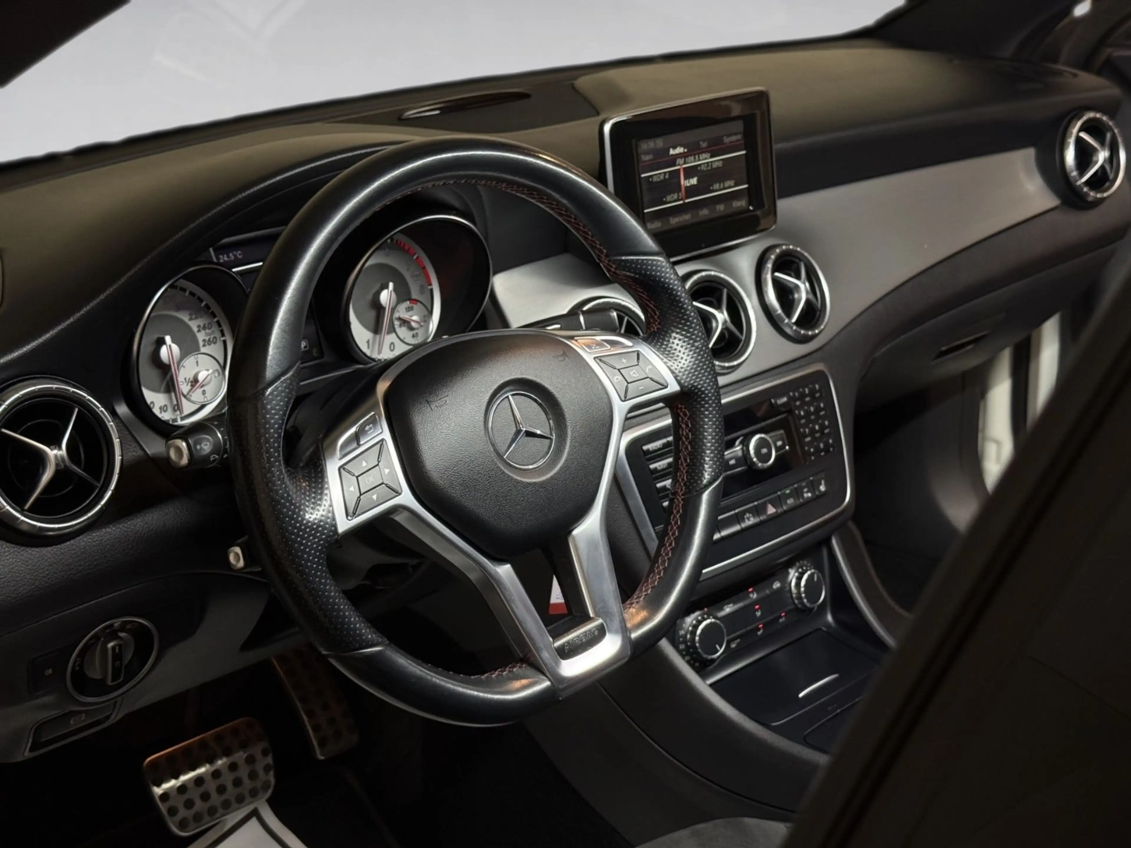 Mercedes-Benz CLA 180 AMG LINE/NIGHT-PAKET/BI-XENON/KLIMA/SHZ — photo 11
