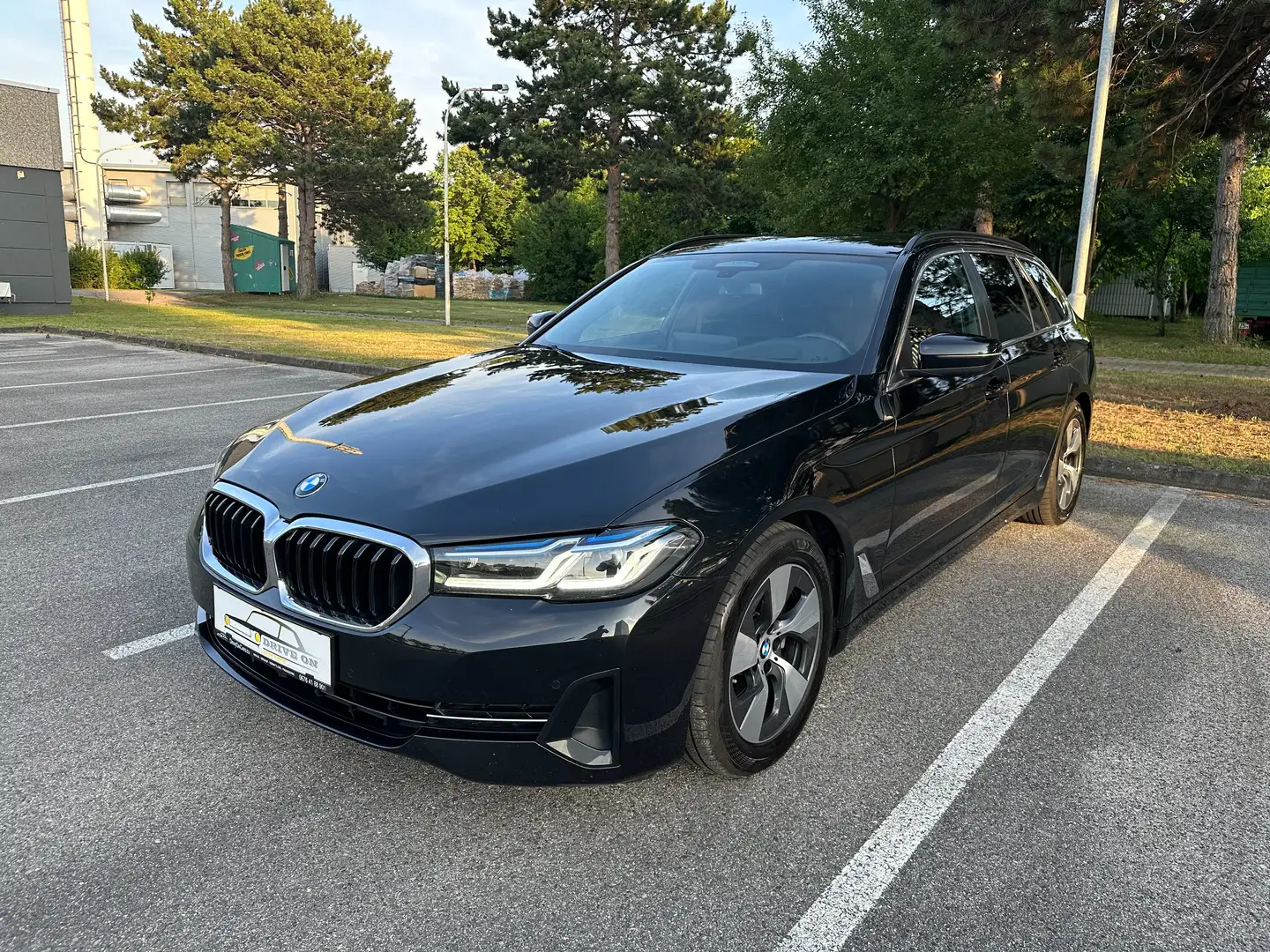 BMW 520 Leder*BusP.*DrivingA.P.*Kamera*StandH*Sportf*HIFI Schwarz - 1