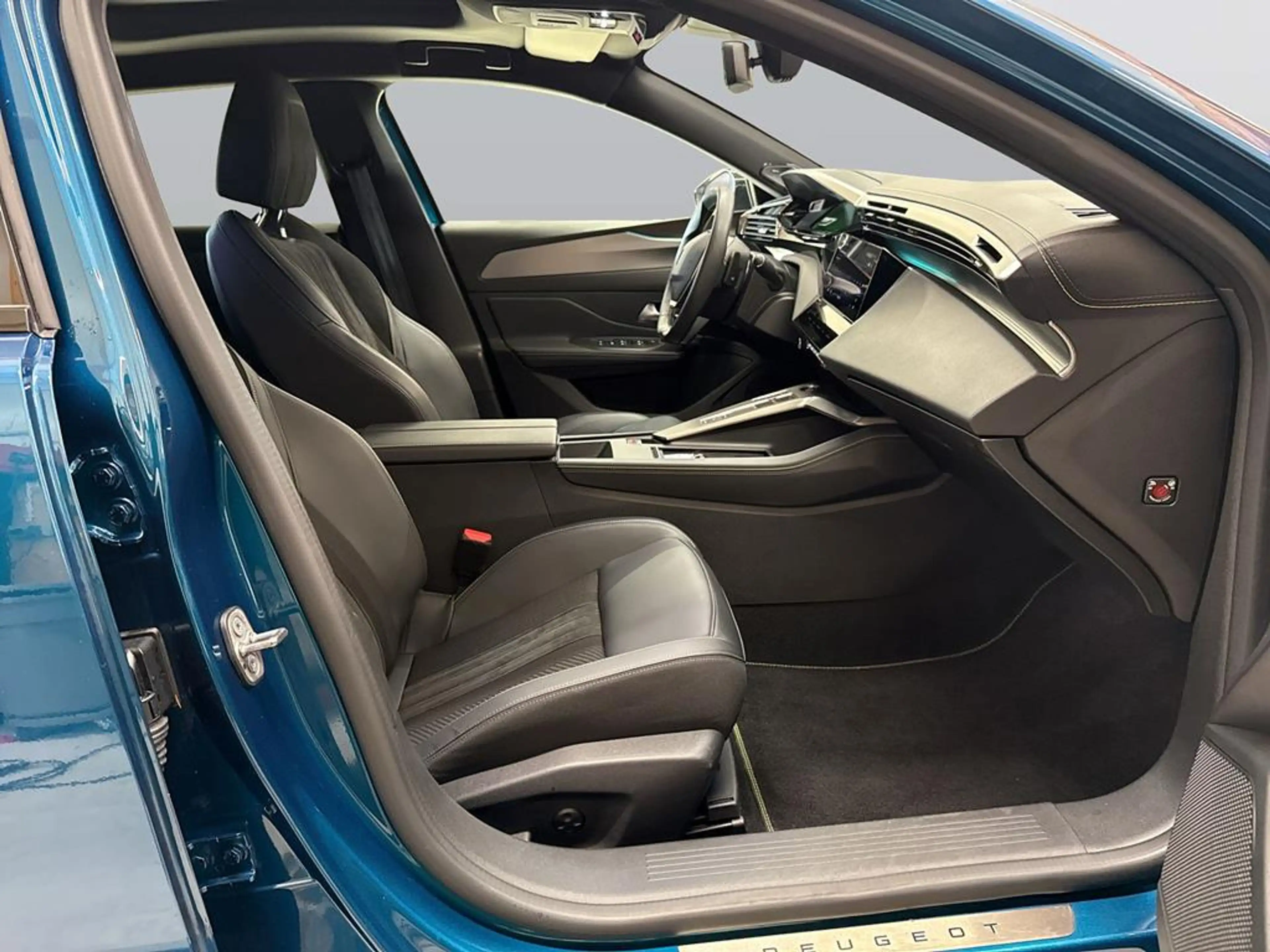 Peugeot 408 GT PureTech 130 EAT8 — photo 13