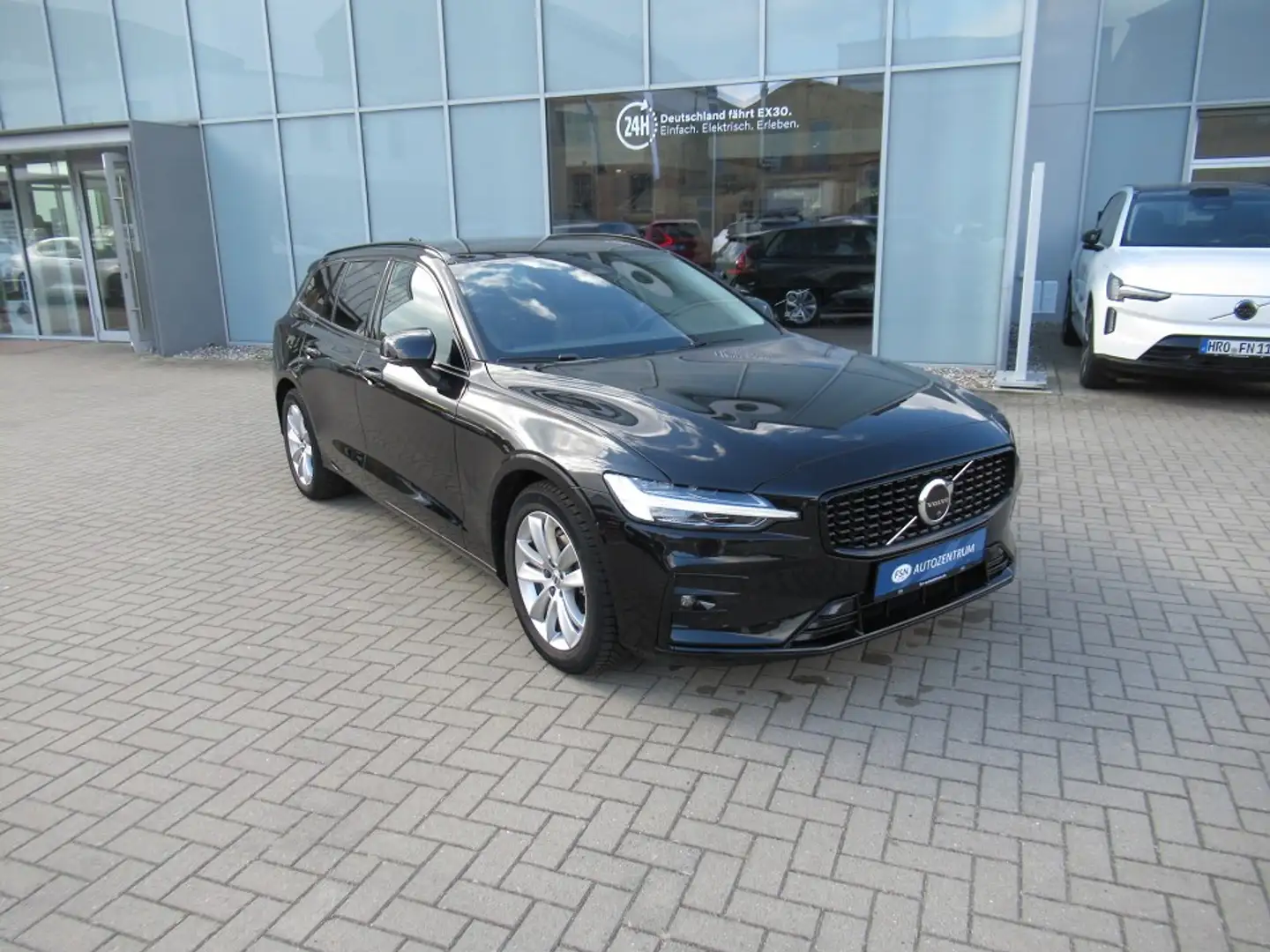 Volvo V60 B4 Benzin Plus Dark Automatik Schwarz - 2