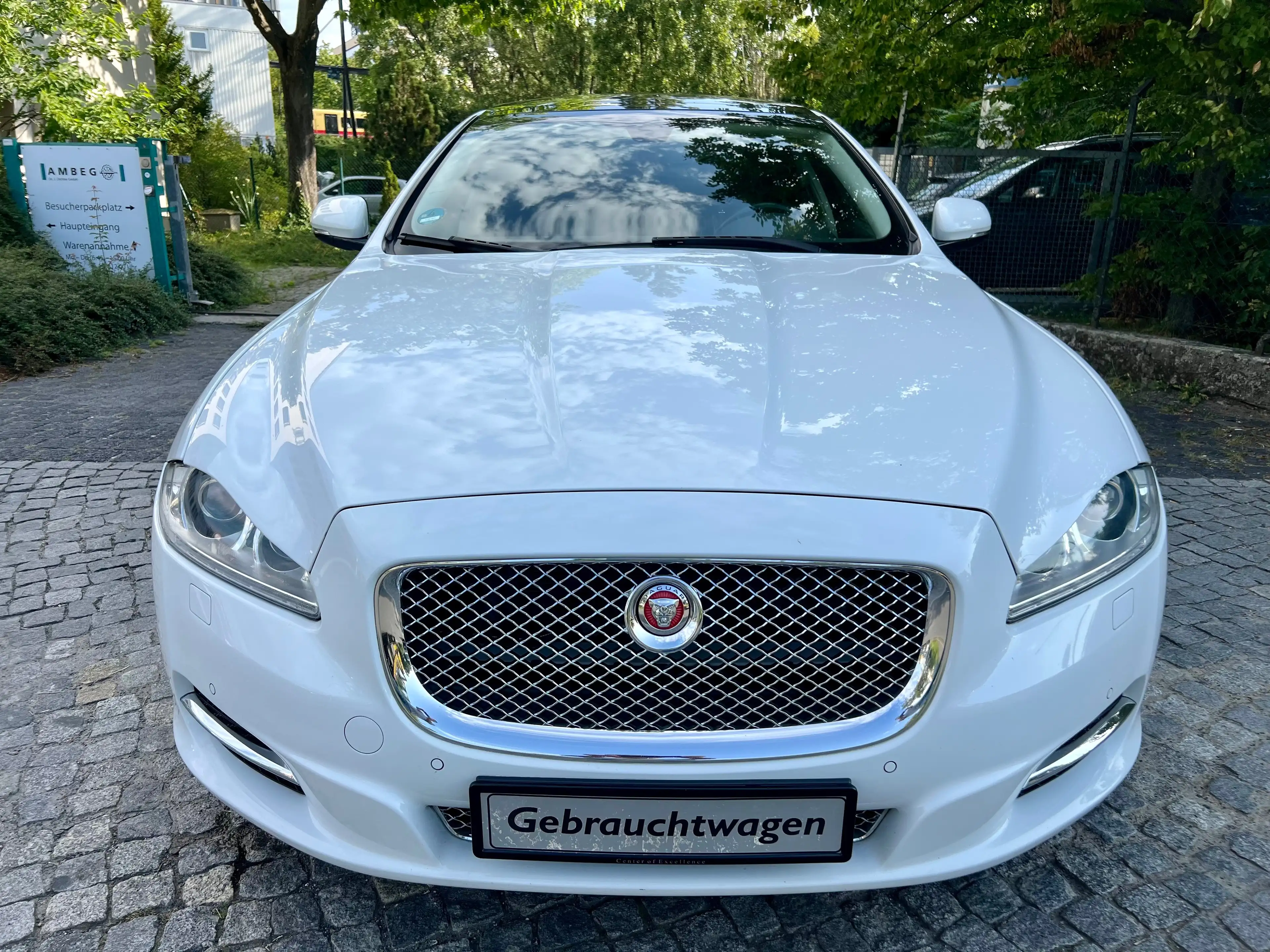Jaguar XJ Premium Luxury — photo 3