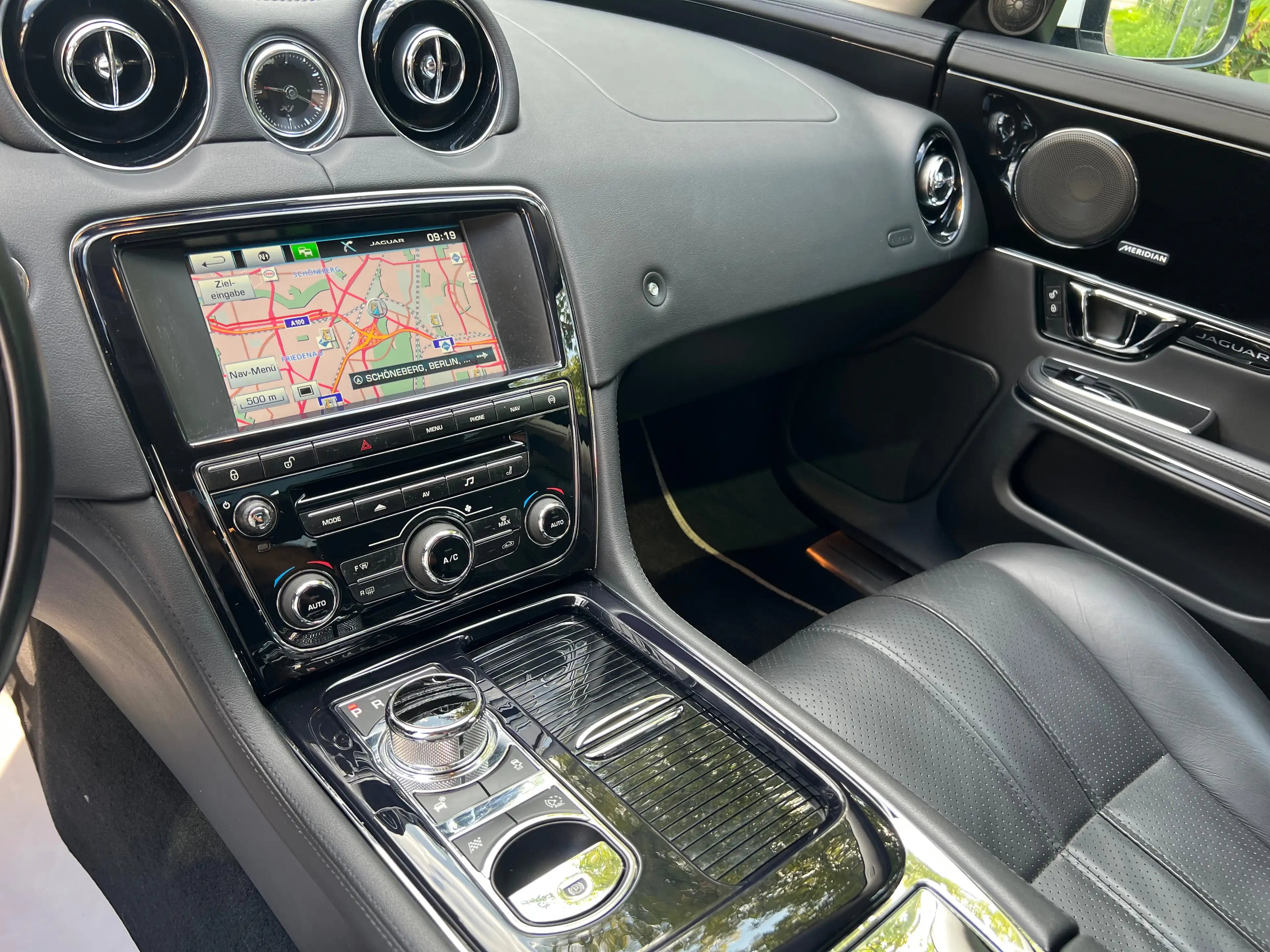 Jaguar XJ Premium Luxury — photo 11