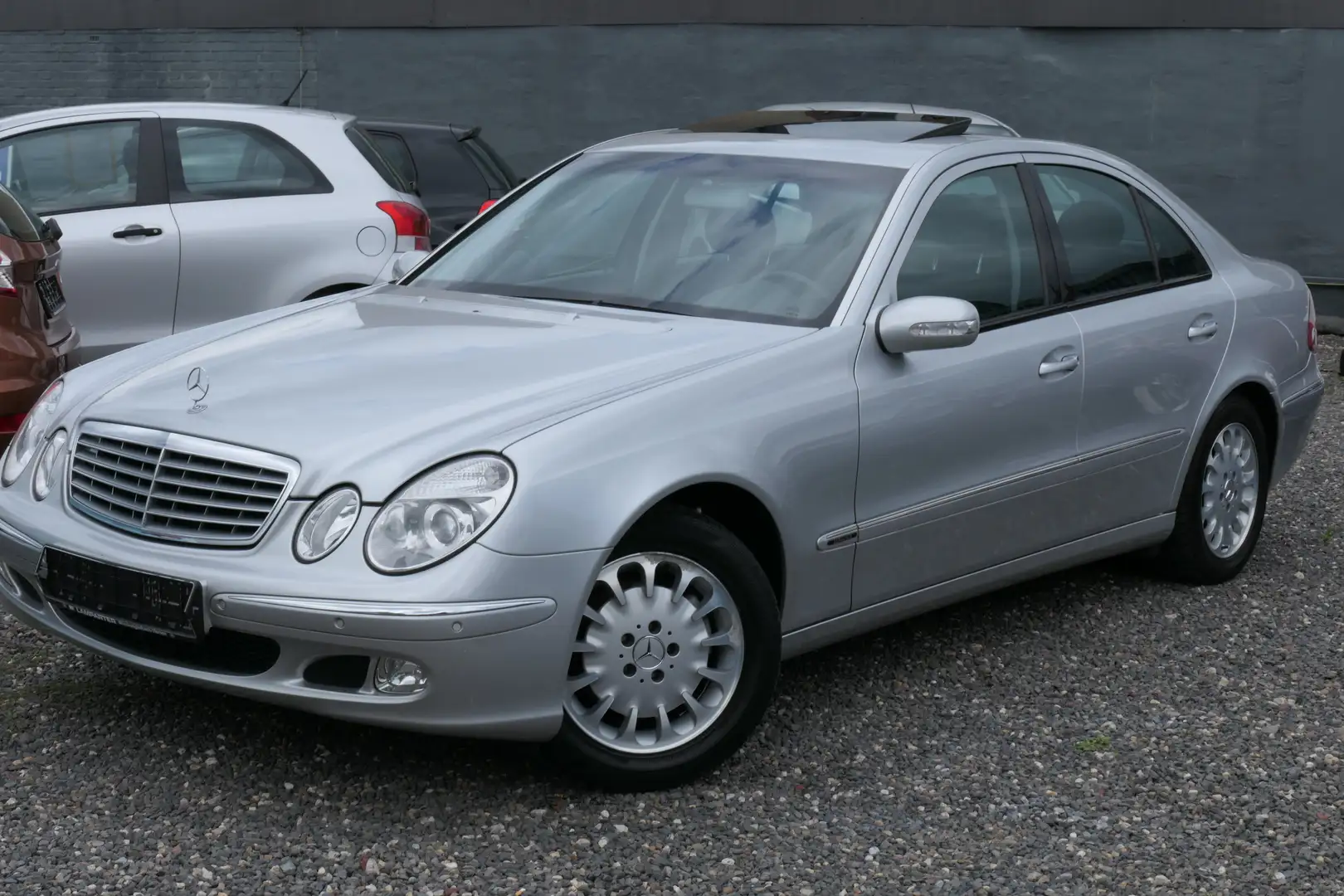 Mercedes-Benz E 220 CDI Schmuckstück*SSD*ELE*AHK*Sitzheizung* Argent - 1