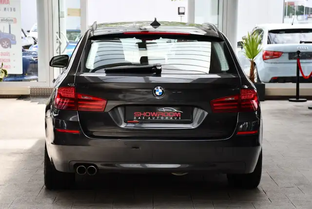 BMW 5 Series view 6