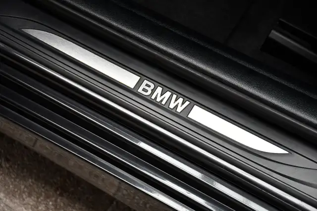 BMW 5 Series view 8