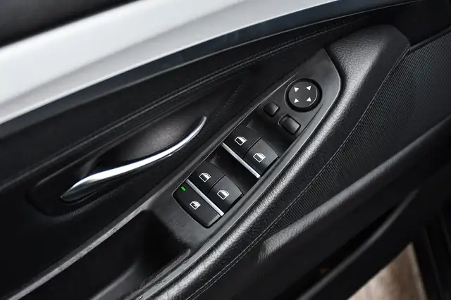 BMW 5 Series view 9