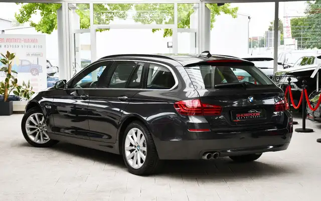 BMW 5 Series view 4