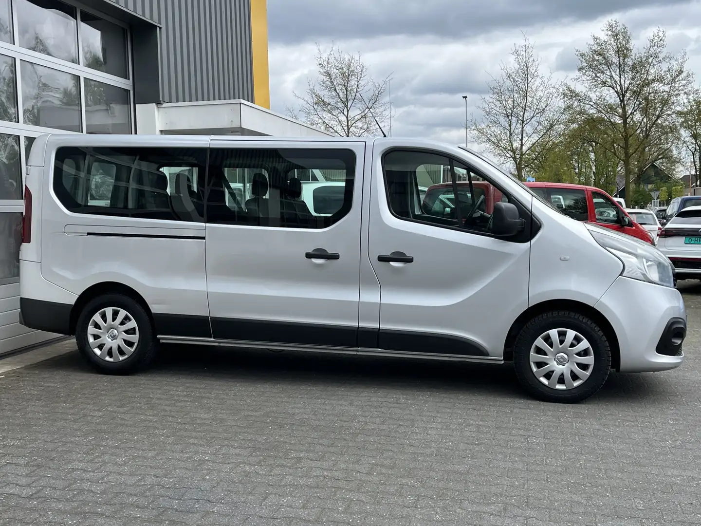 Renault Trafic Passenger 9-persoons 1.6 dCi Grand Authentique Ene Grijs - 2