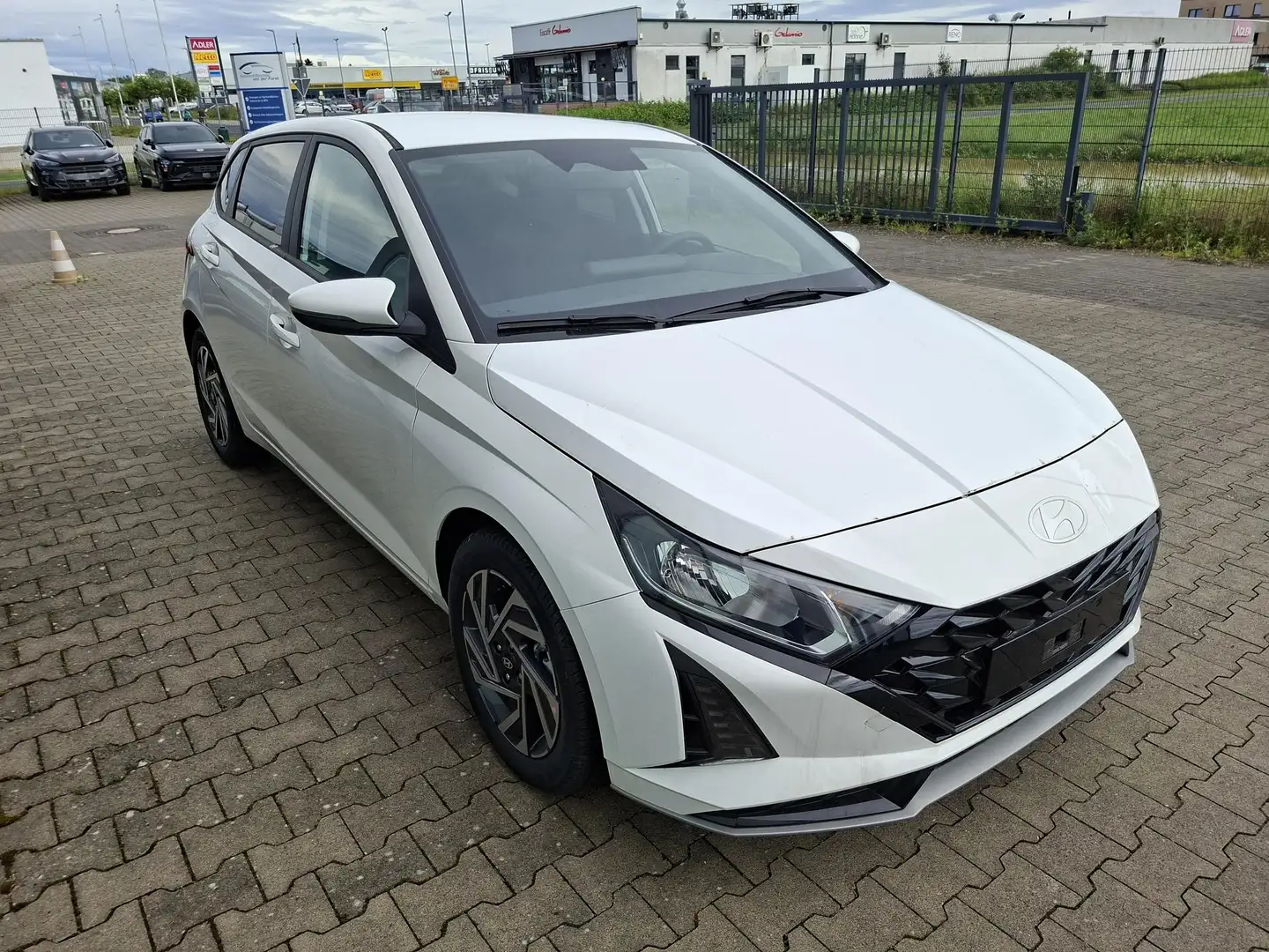 Hyundai i20 Family 1.0 T-GDI 90PS, NAVI 10,25", Sonderfarbe... Weiß - 1