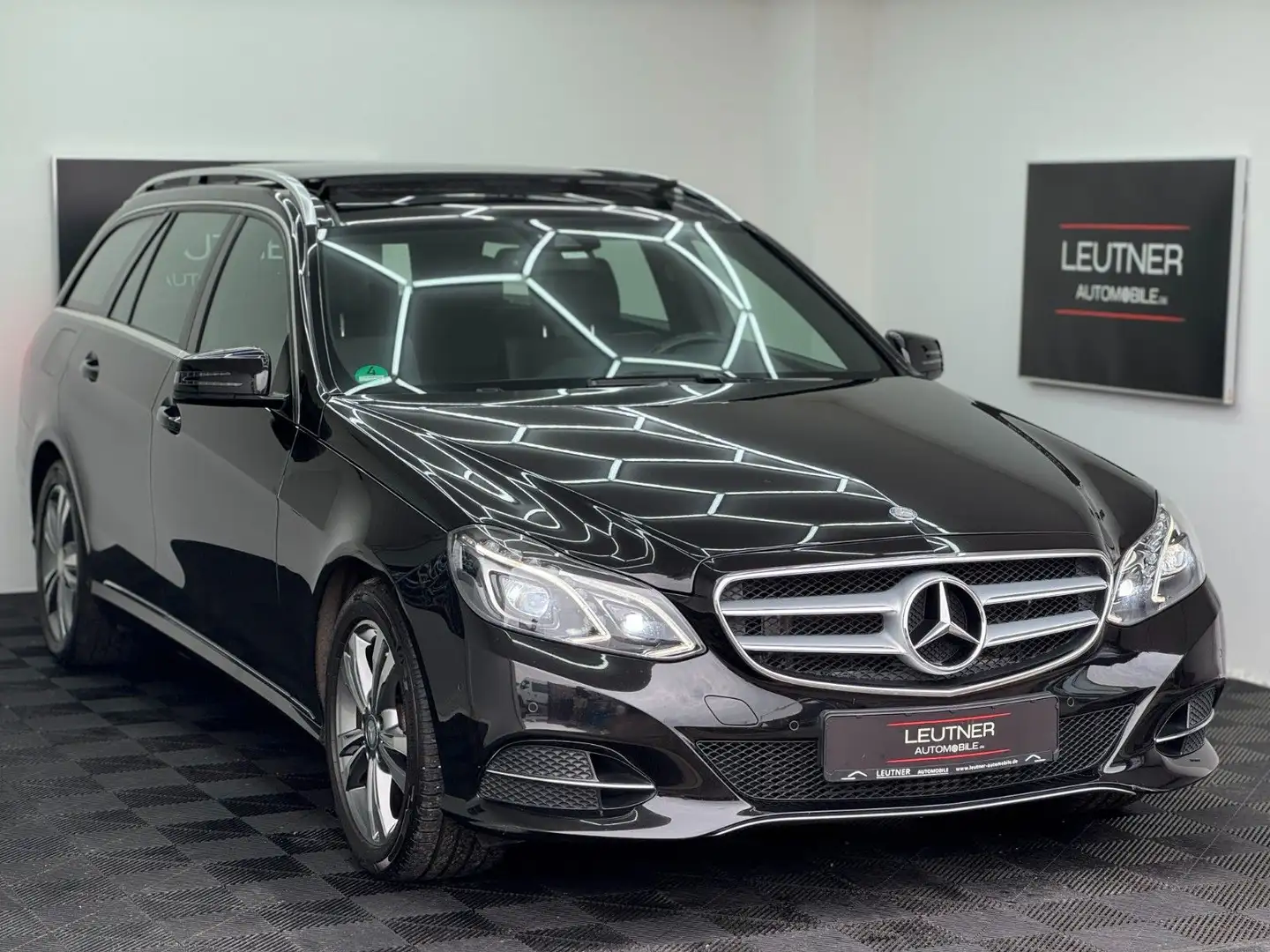Mercedes-Benz E 220 4Matic*AHK*Sthz*Pano*LED* Noir - 1