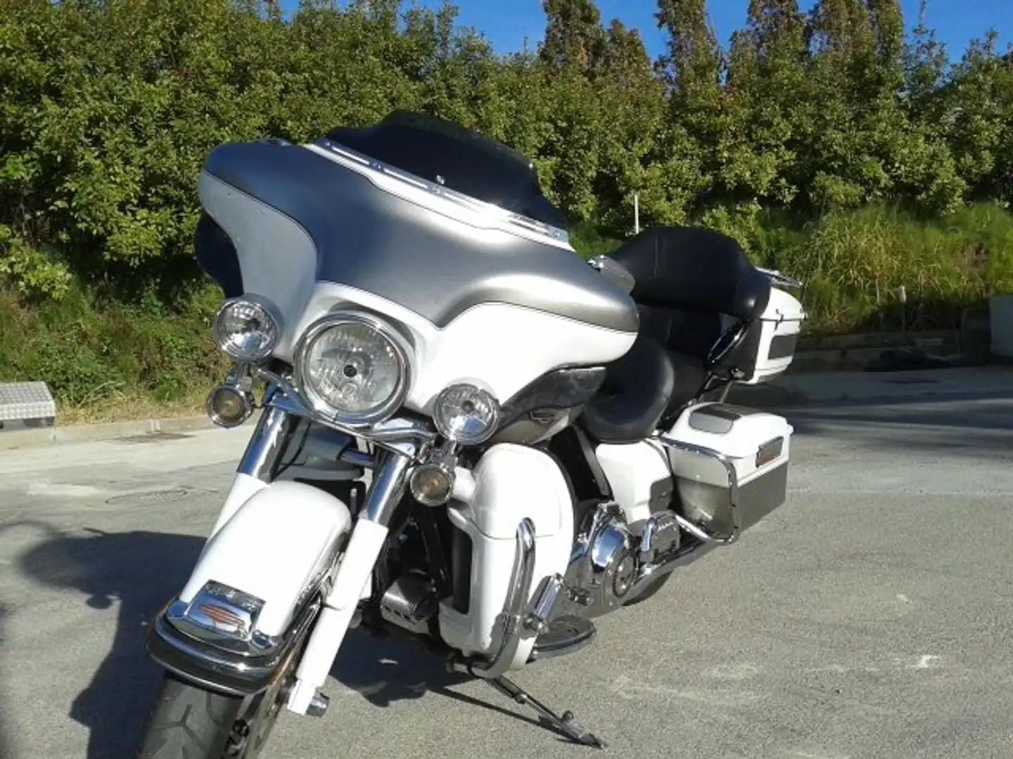 Harley-Davidson Electra Glide FLHTCU Bianco - 1
