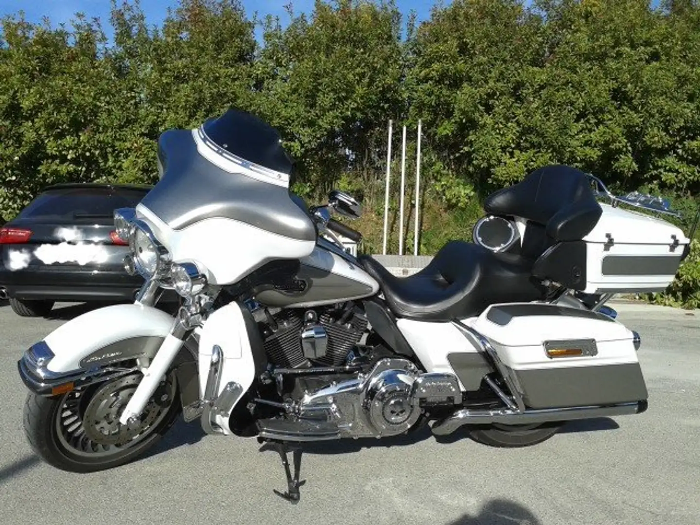 Harley-Davidson Electra Glide FLHTCU Bianco - 2