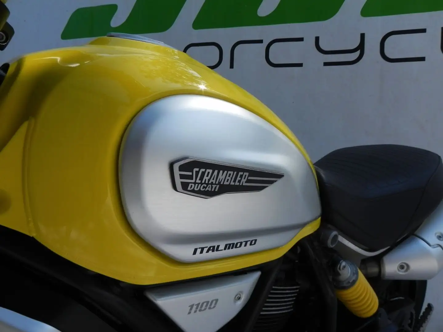 Ducati Scrambler 1100 Jaune - 1
