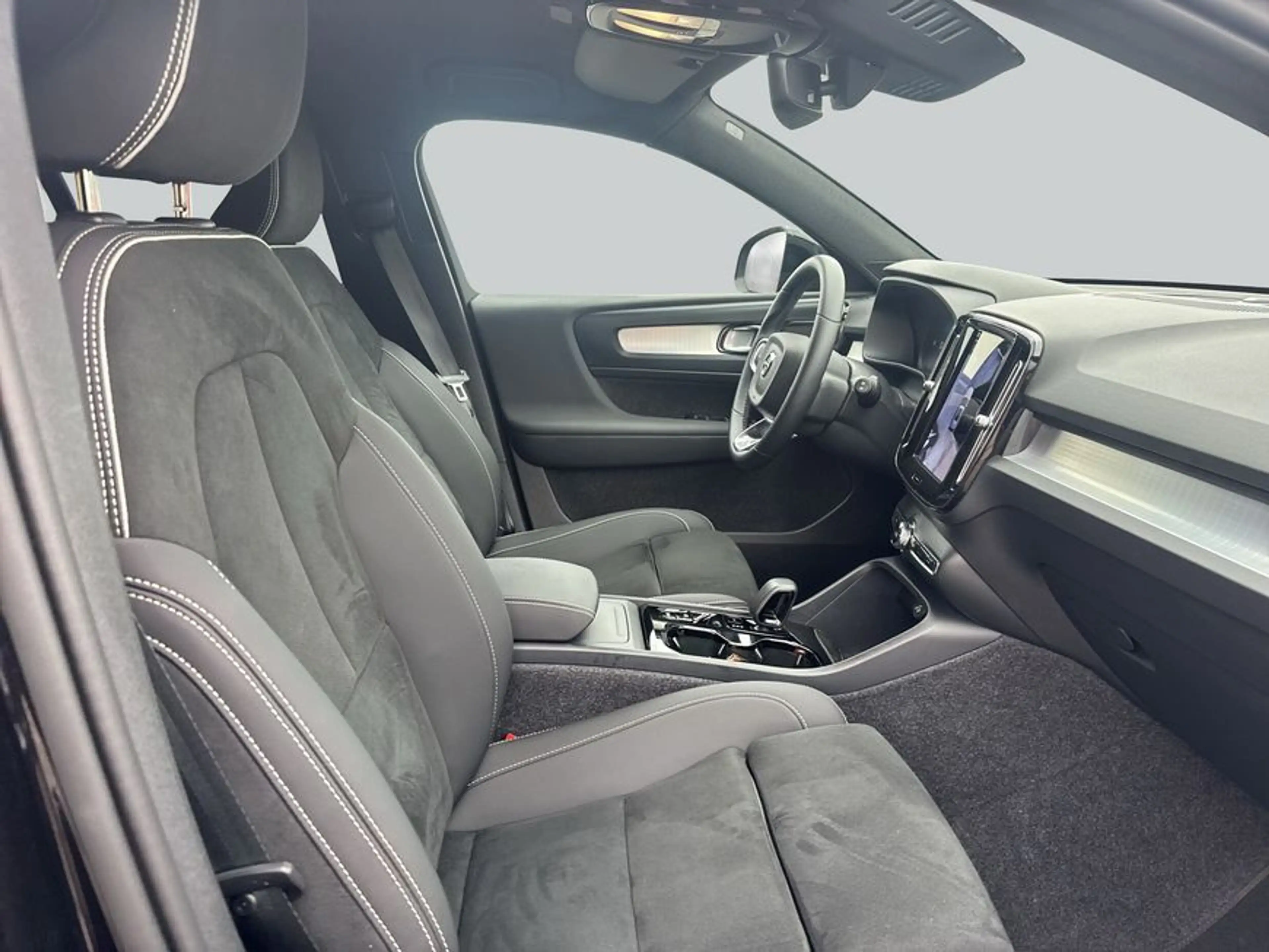 Volvo XC40 XC40 B3 B DKG Plus Black Edition — photo 12