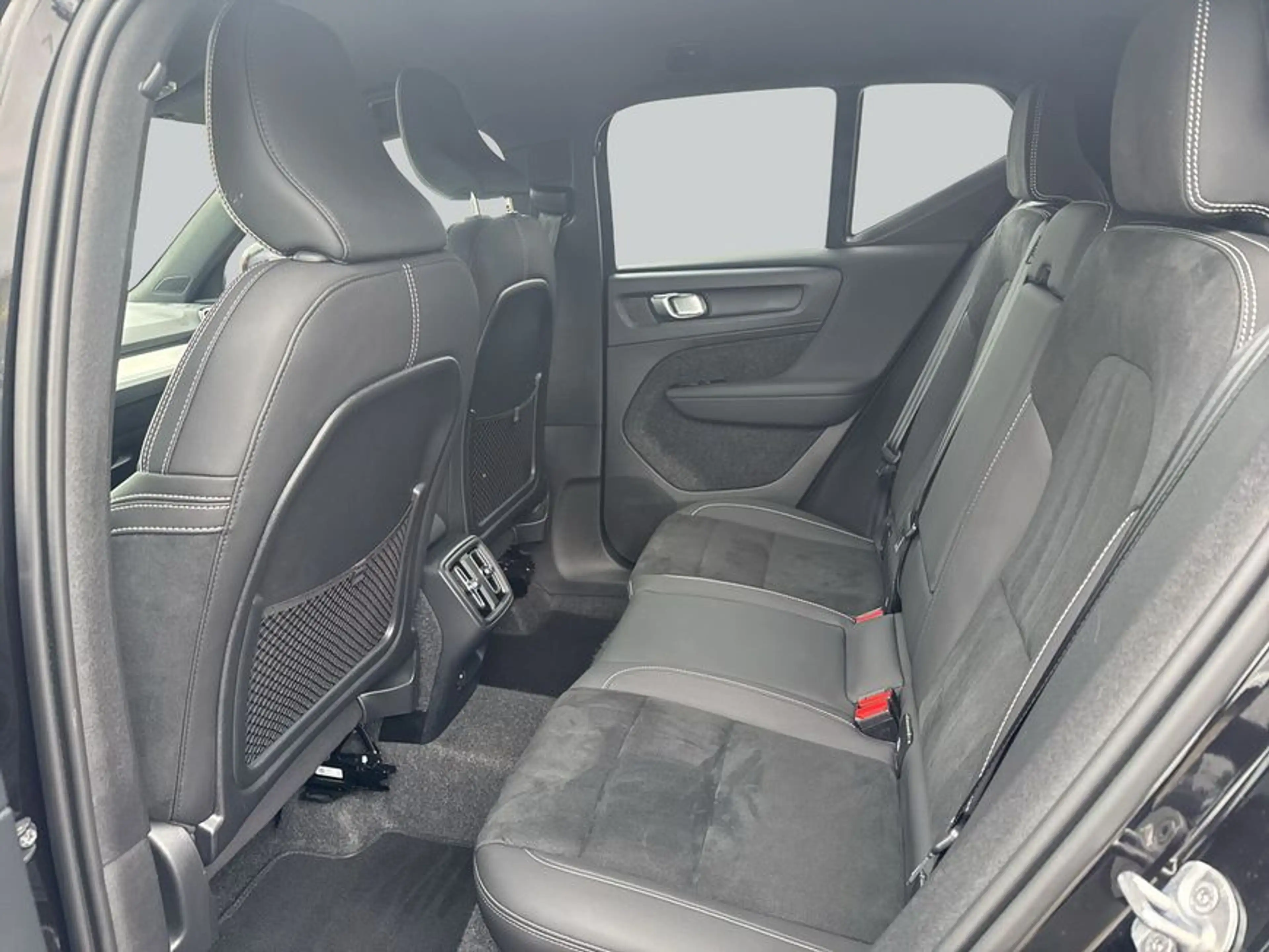 Volvo XC40 XC40 B3 B DKG Plus Black Edition — photo 11
