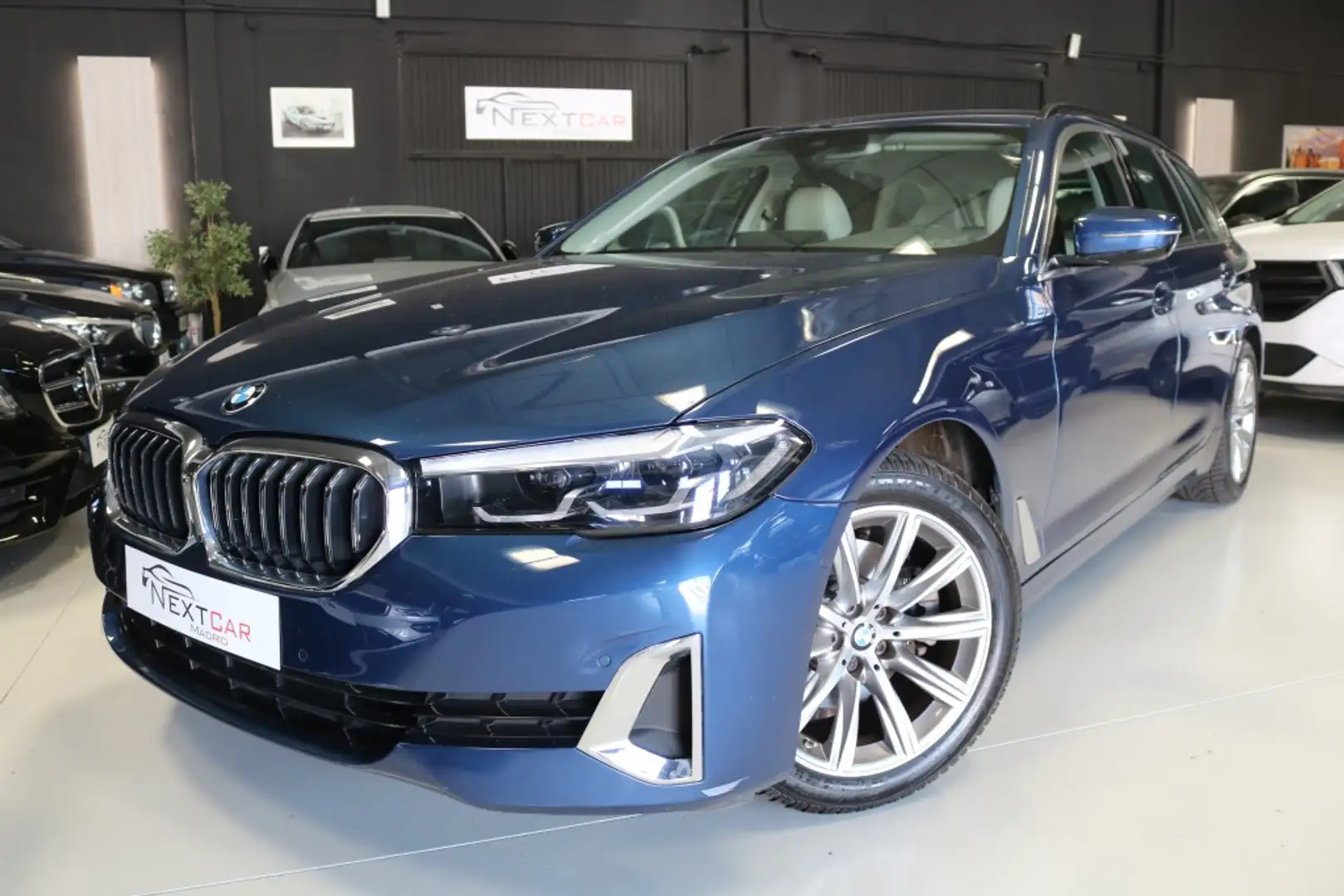 BMW 520 520dA Touring xDrive Luxury Line Blauw - 2