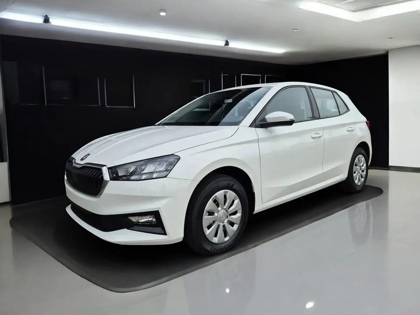 Skoda Fabia Fabia 1.0 TSI DSG Selection AC/AA Kamera PDC SHZG Weiß - 1