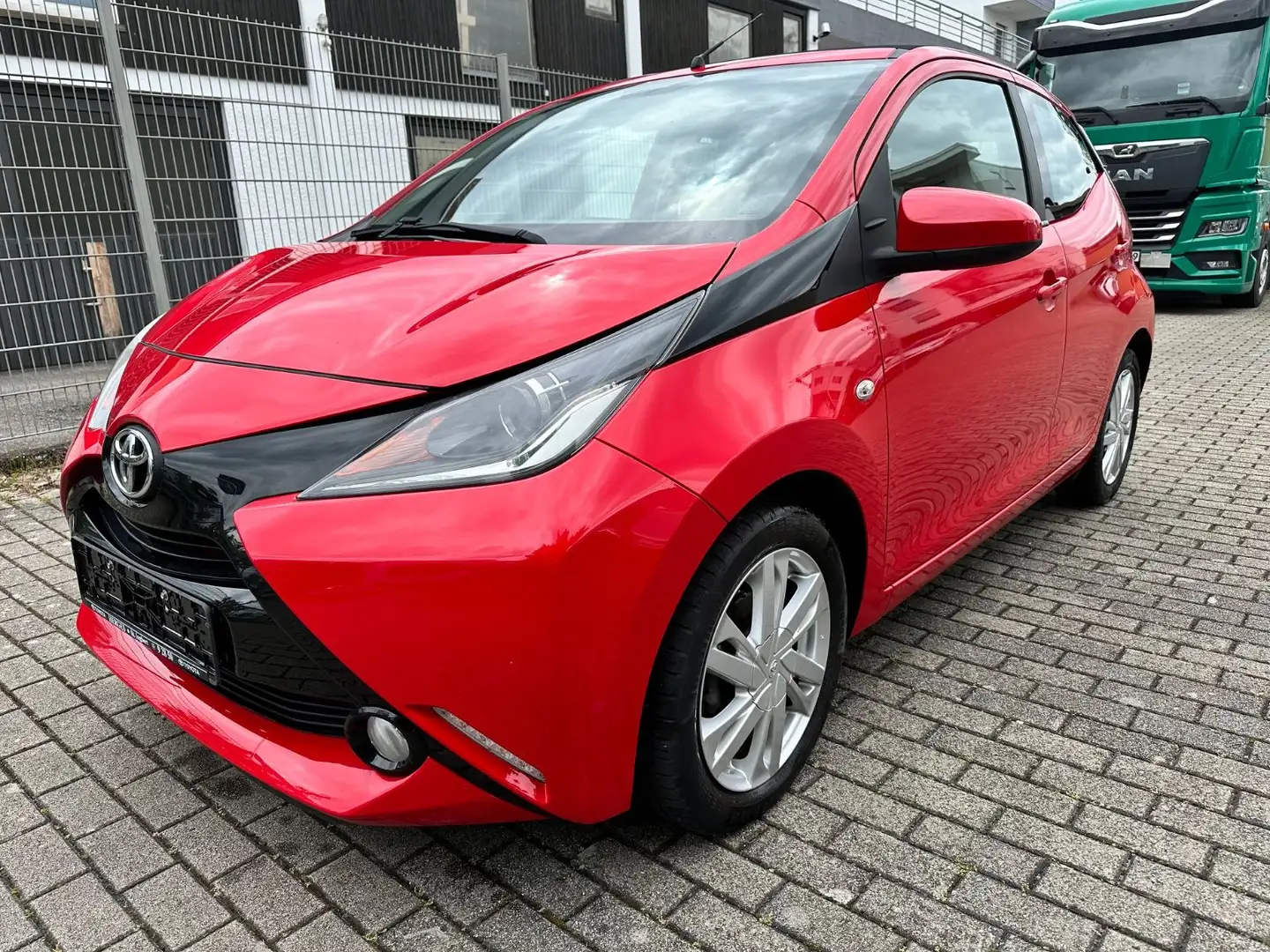 Toyota Aygo AYGO x-wave Wenig Km/Top Ausstattung Roşu - 1