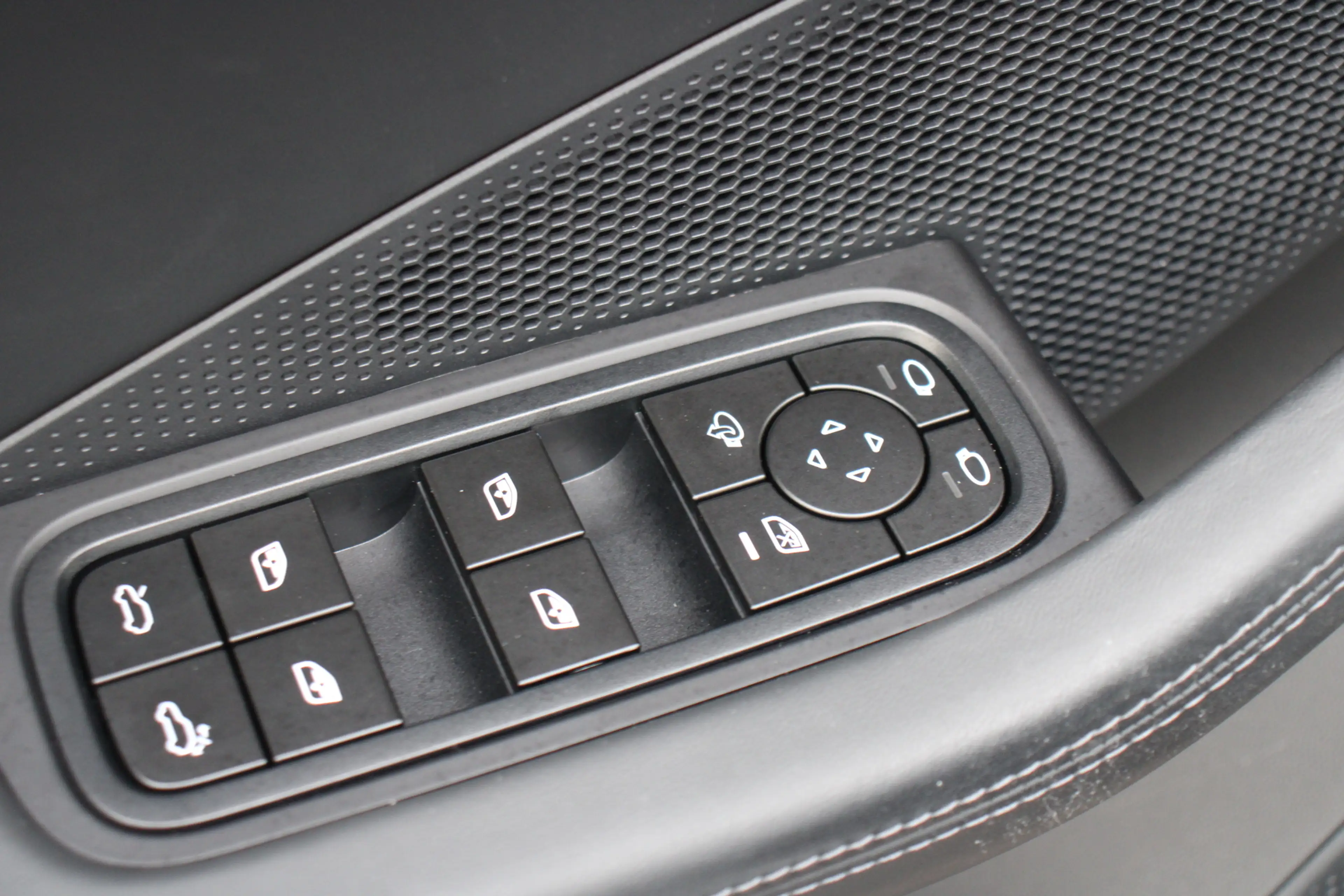 Porsche Macan 4 Luchtvering/Matrix/OffroadP./BijrijdersDisplay/S — photo 24