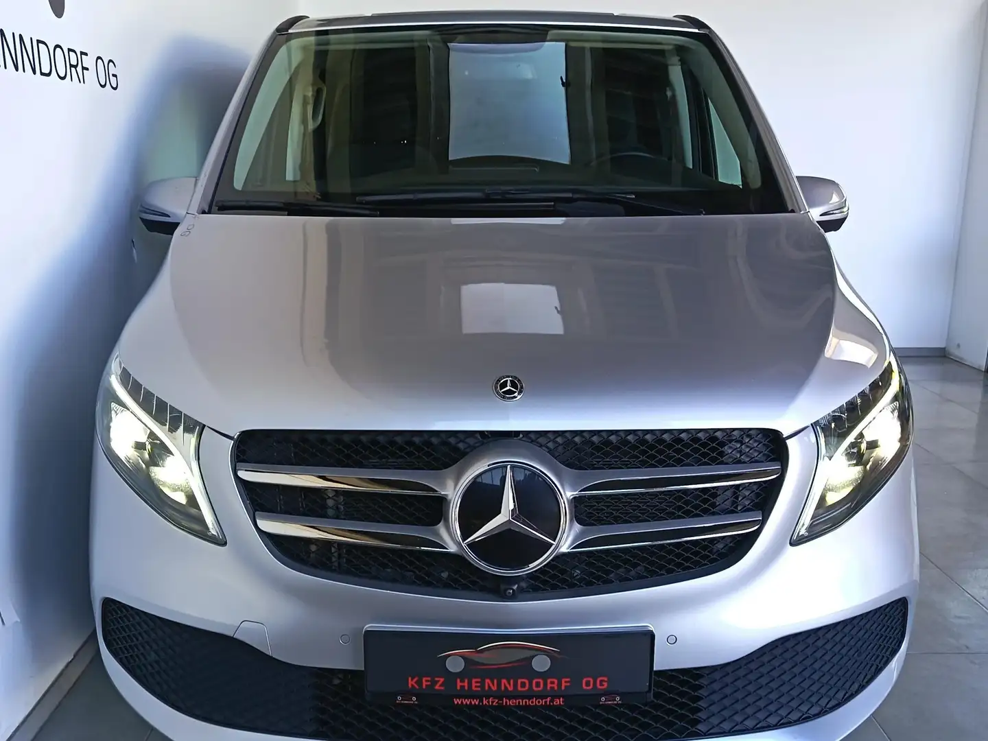 Mercedes-Benz V 220 V 220 4MATIC lang Aut. Grau - 2