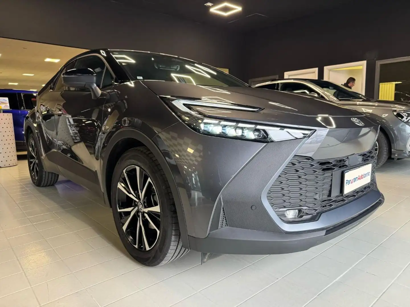 Toyota C-HR 1.8 HV Trend Pari al nuovo! Gris - 1