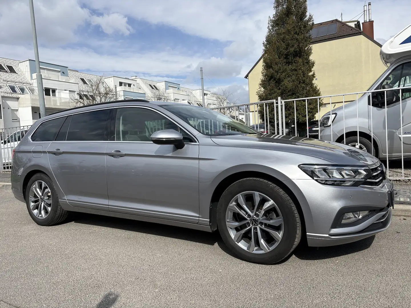 Volkswagen Passat Variant Business 2.0 TDI SCR DSG*LED*NAVI Grau - 1