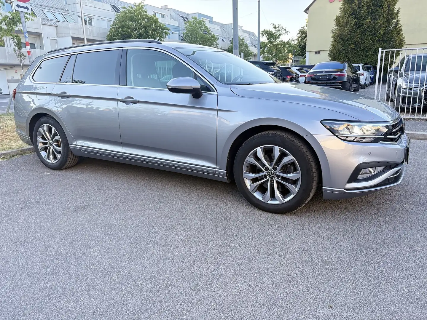 Volkswagen Passat Variant Business 2.0 TDI SCR DSG*LED*NAVI Grau - 1