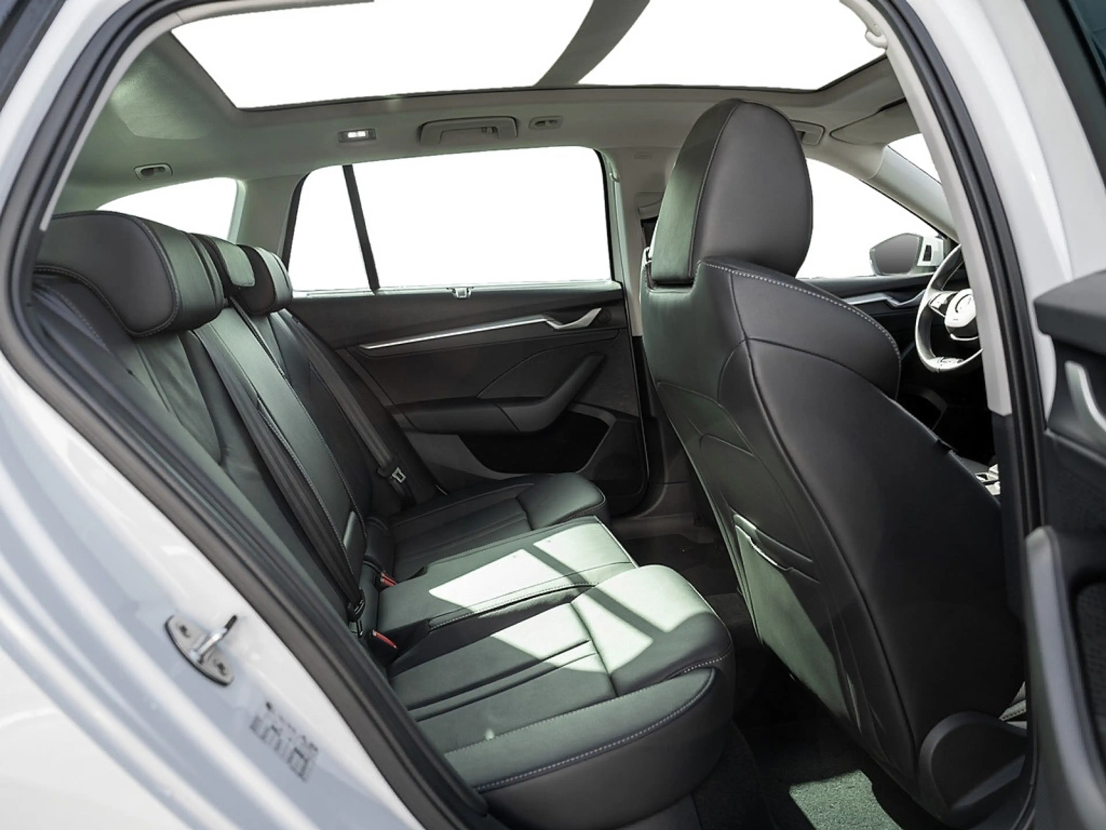Skoda Octavia 2.0 TDI Selection AHK 360° PANO KAM — photo 4