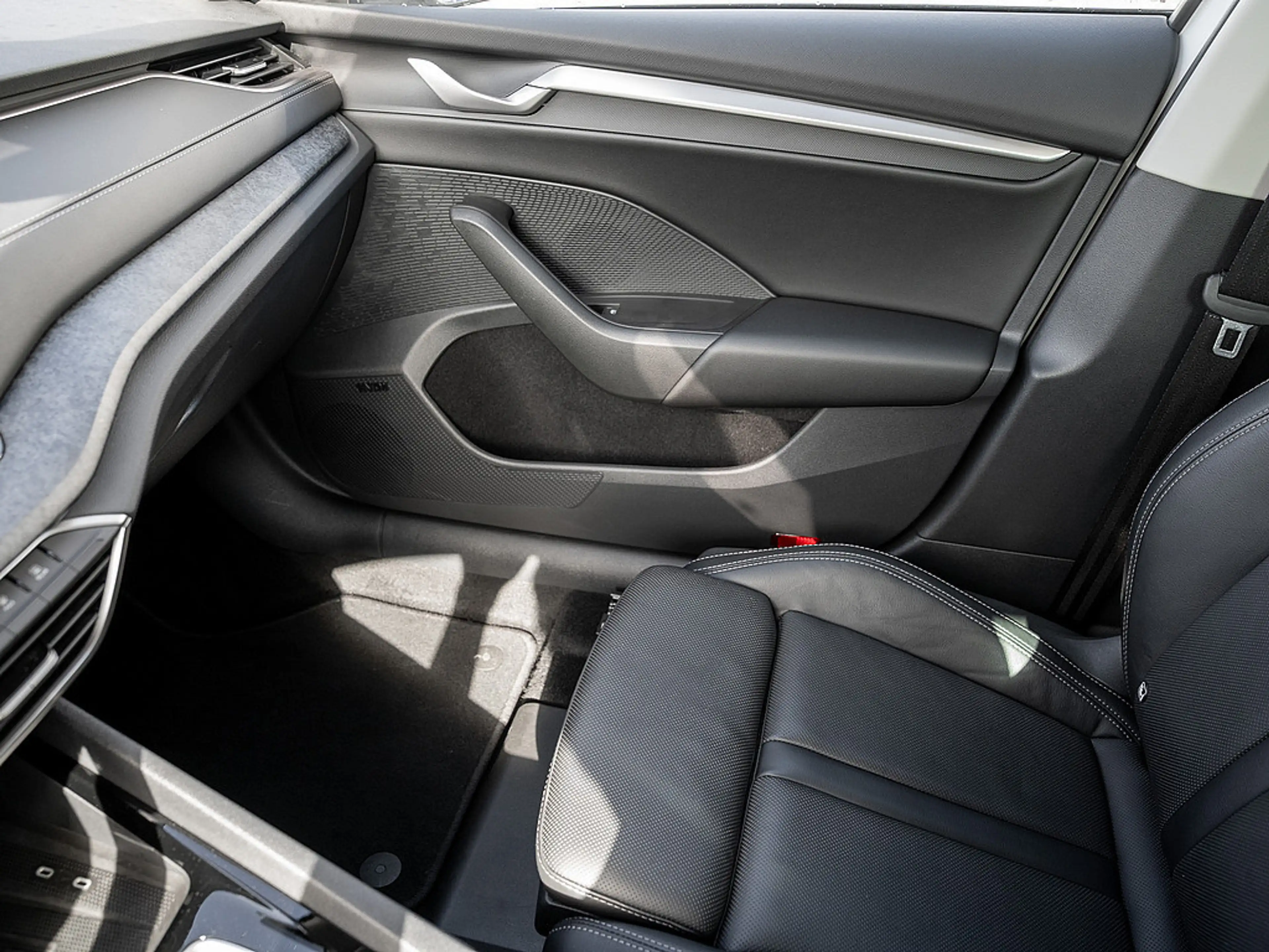 Skoda Octavia 2.0 TDI Selection AHK 360° PANO KAM — photo 10
