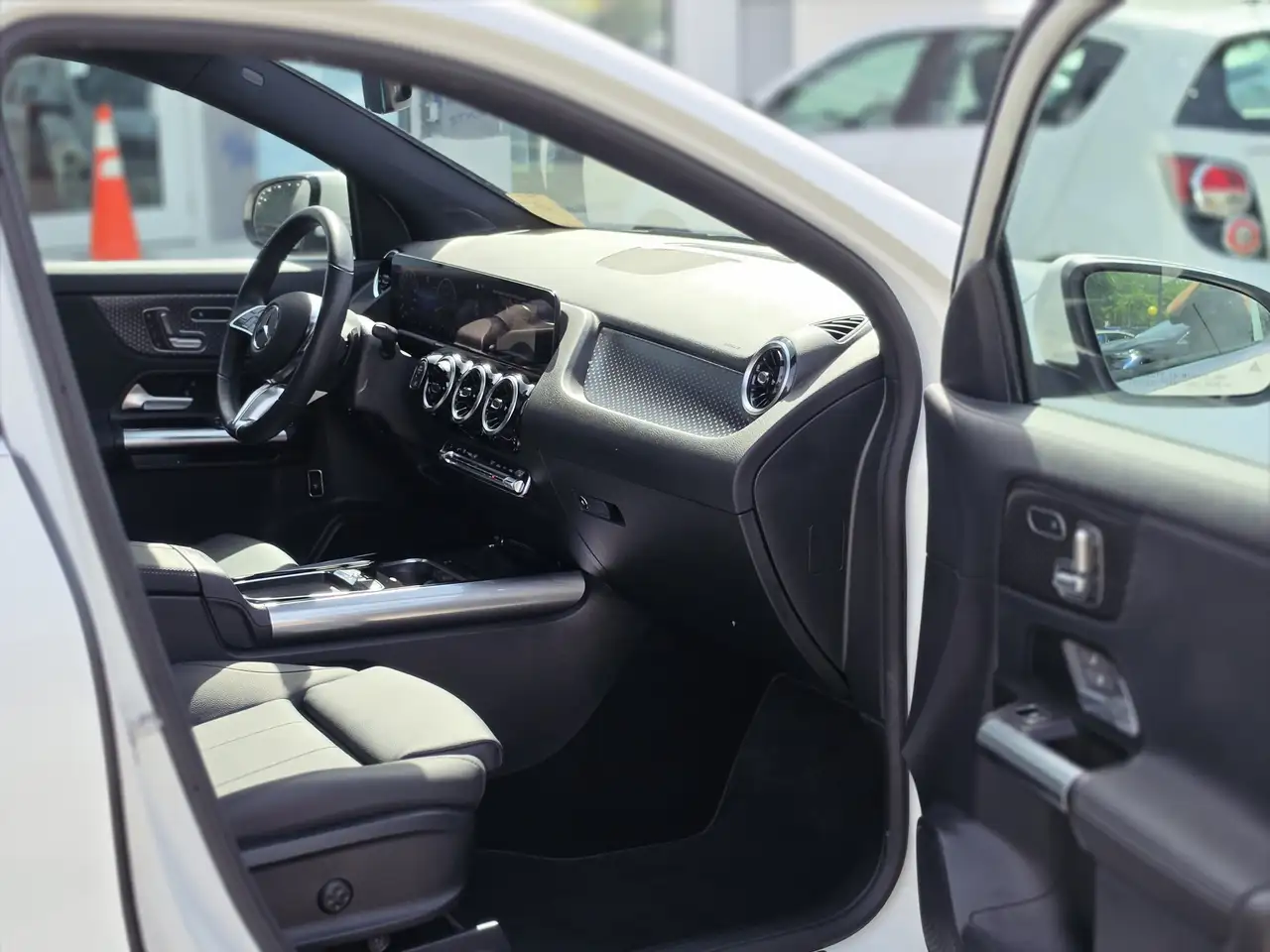 Mercedes-Benz GLA снимка Mercedes-Benz GLA