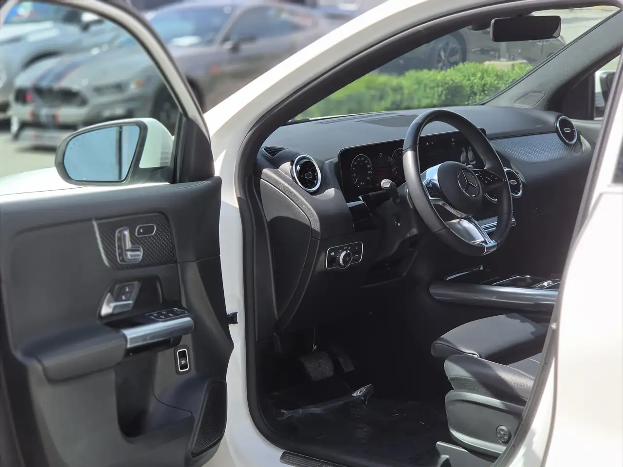 Mercedes-Benz GLA снимка Mercedes-Benz GLA