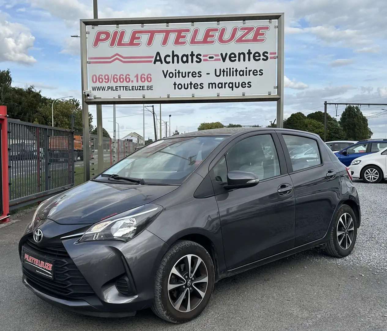 Toyota Yaris Yaris1.0i VVT-i/EURO6D/GPS/CAMERA/CLIM/BLUETOOTH++ Grijs - 1