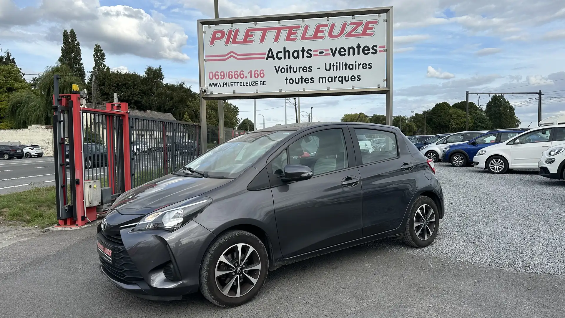 Toyota Yaris Yaris1.0i VVT-i/EURO6D/GPS/CAMERA/CLIM/BLUETOOTH++ Grijs - 2