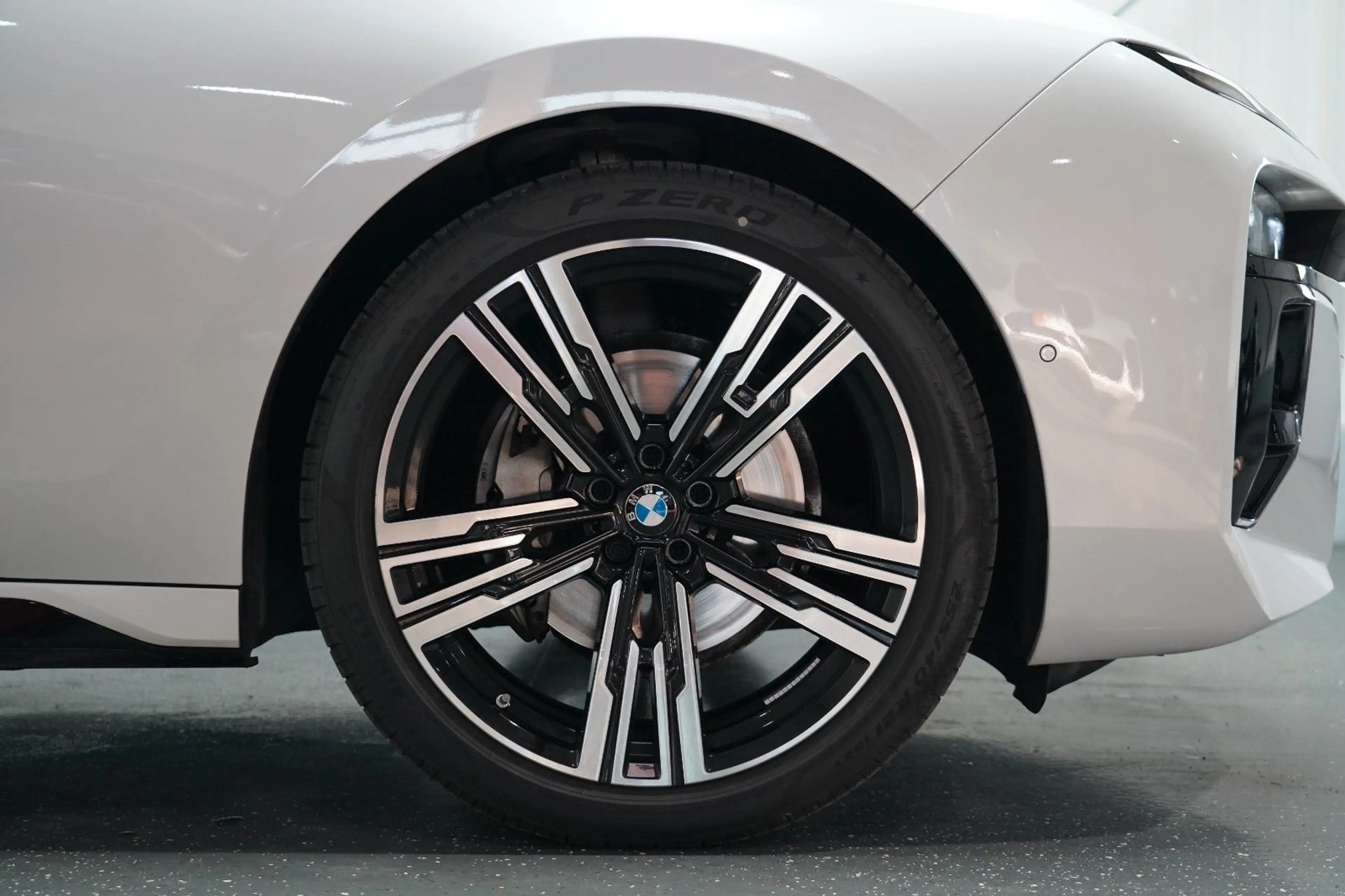 BMW 740 d xDrive M Sport SKYLOUNGE ICONIC FOND-TV — photo 9