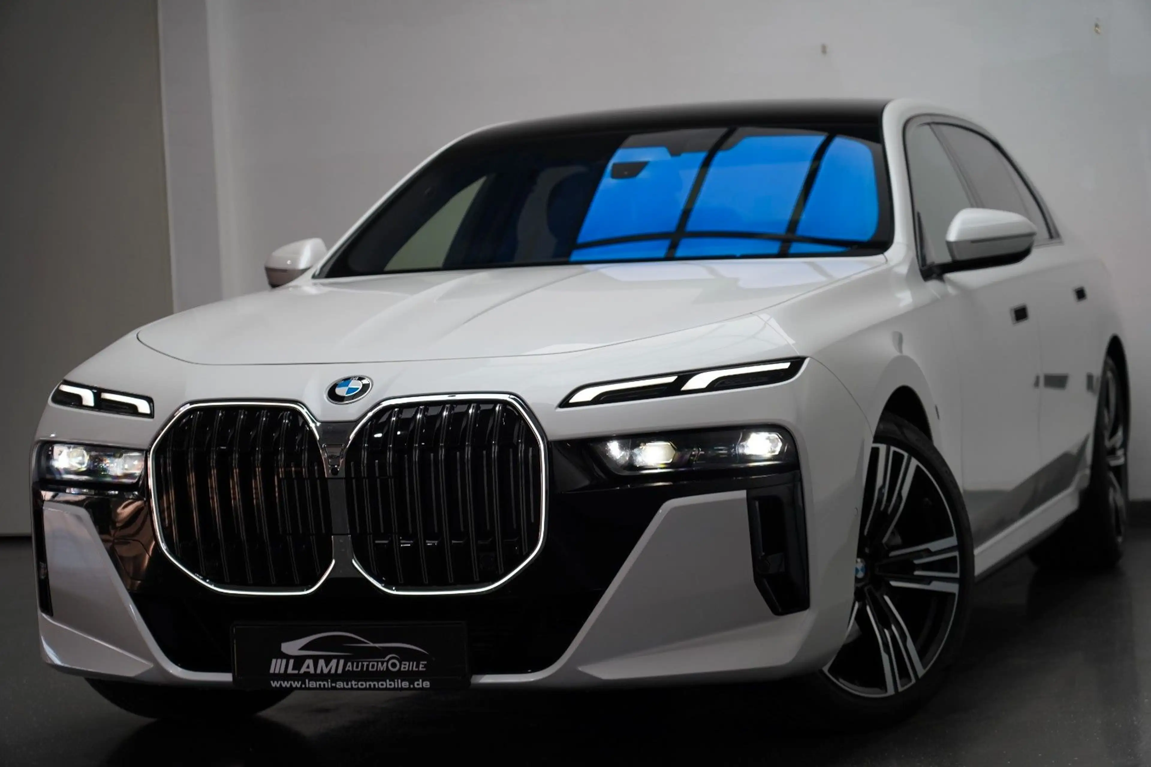 BMW 740 d xDrive M Sport SKYLOUNGE ICONIC FOND-TV