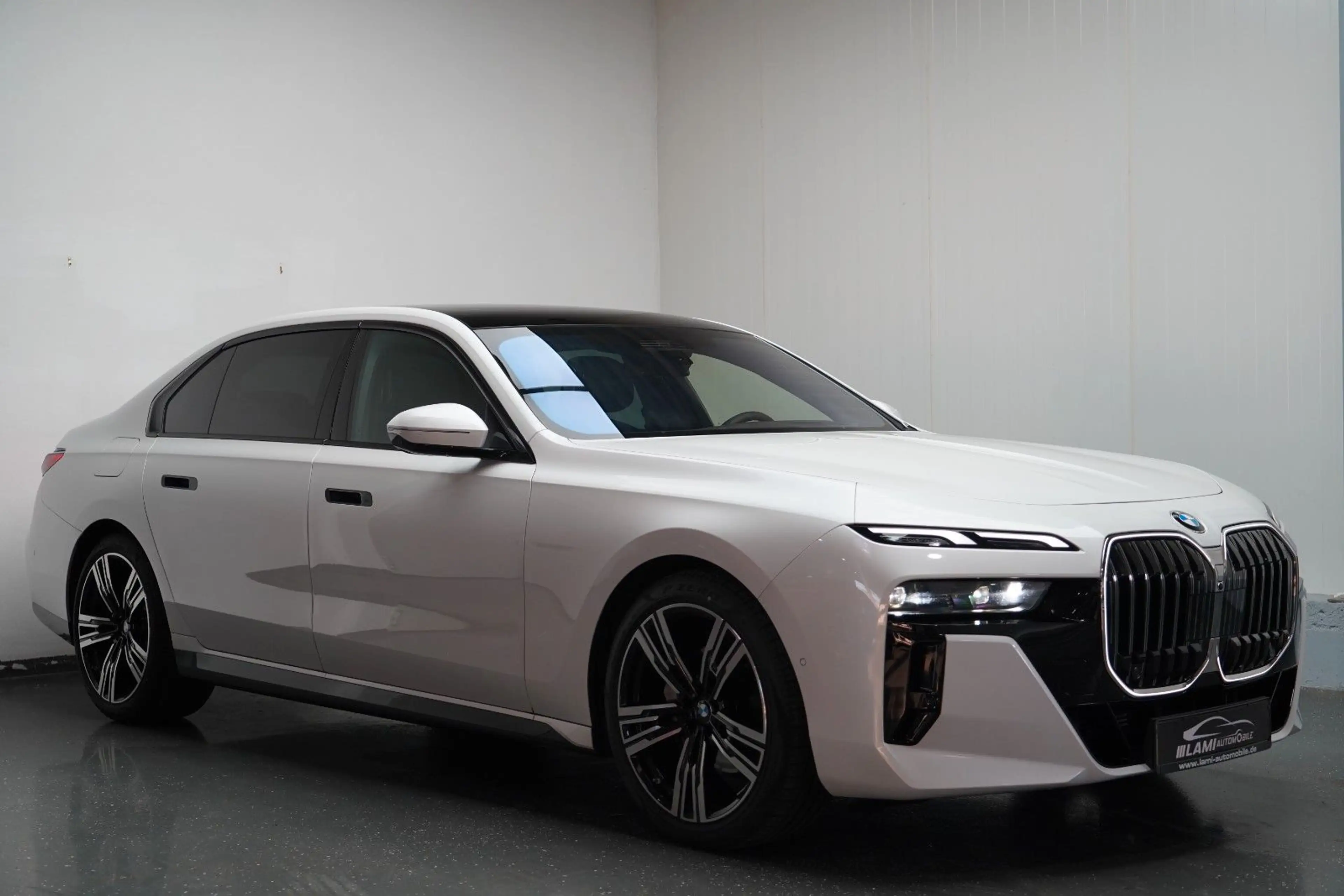 BMW 740 d xDrive M Sport SKYLOUNGE ICONIC FOND-TV — photo 3