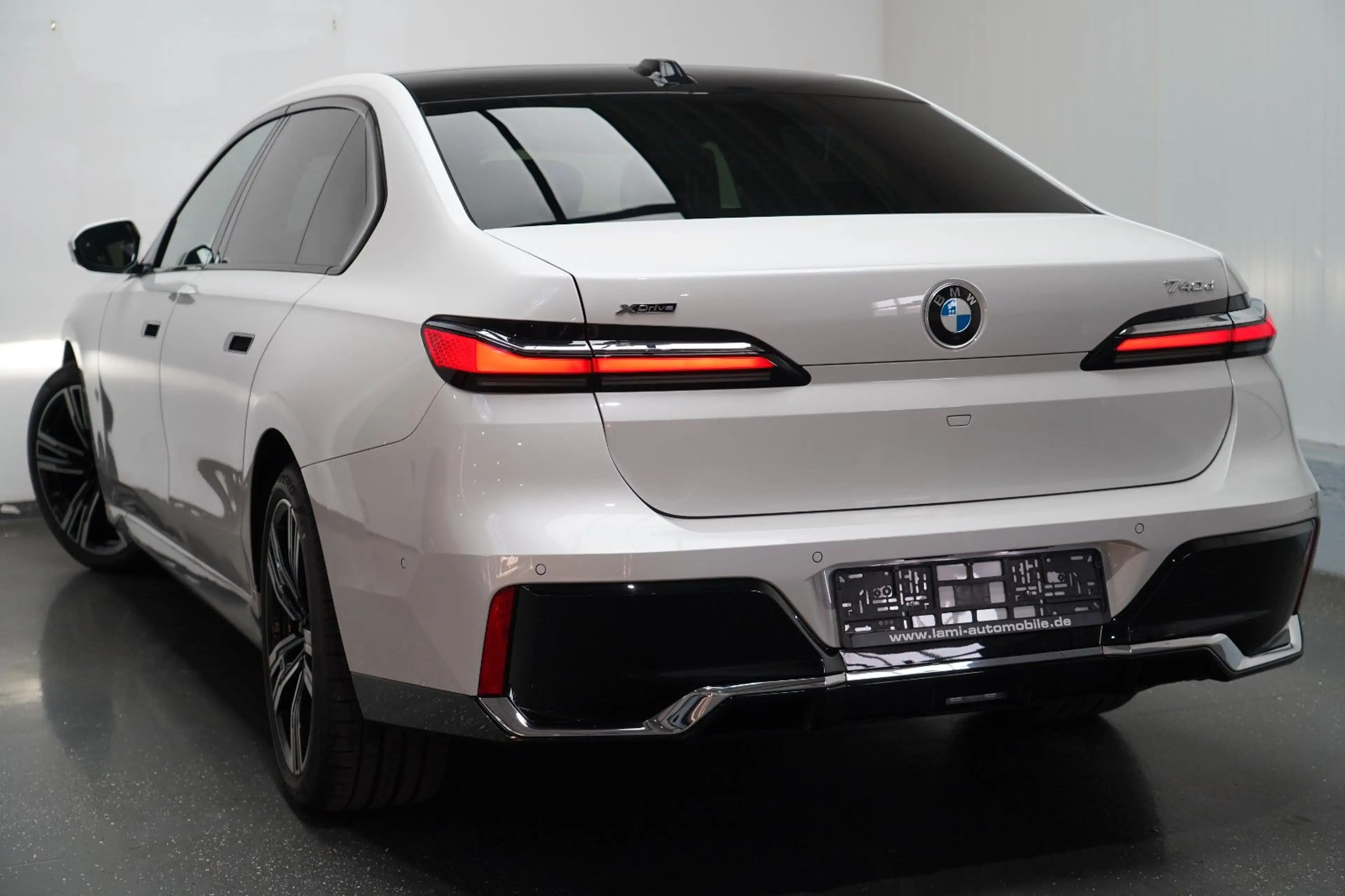 BMW 740 d xDrive M Sport SKYLOUNGE ICONIC FOND-TV — photo 6