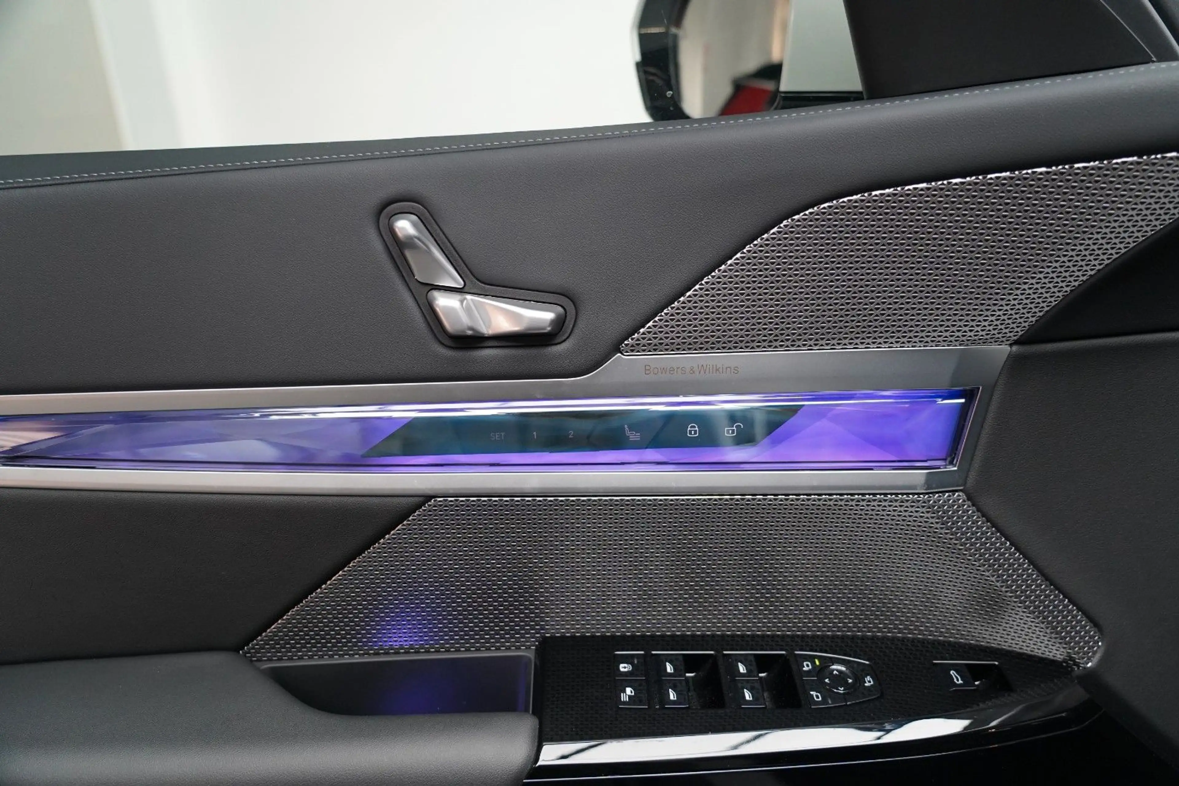 BMW 740 d xDrive M Sport SKYLOUNGE ICONIC FOND-TV — photo 14