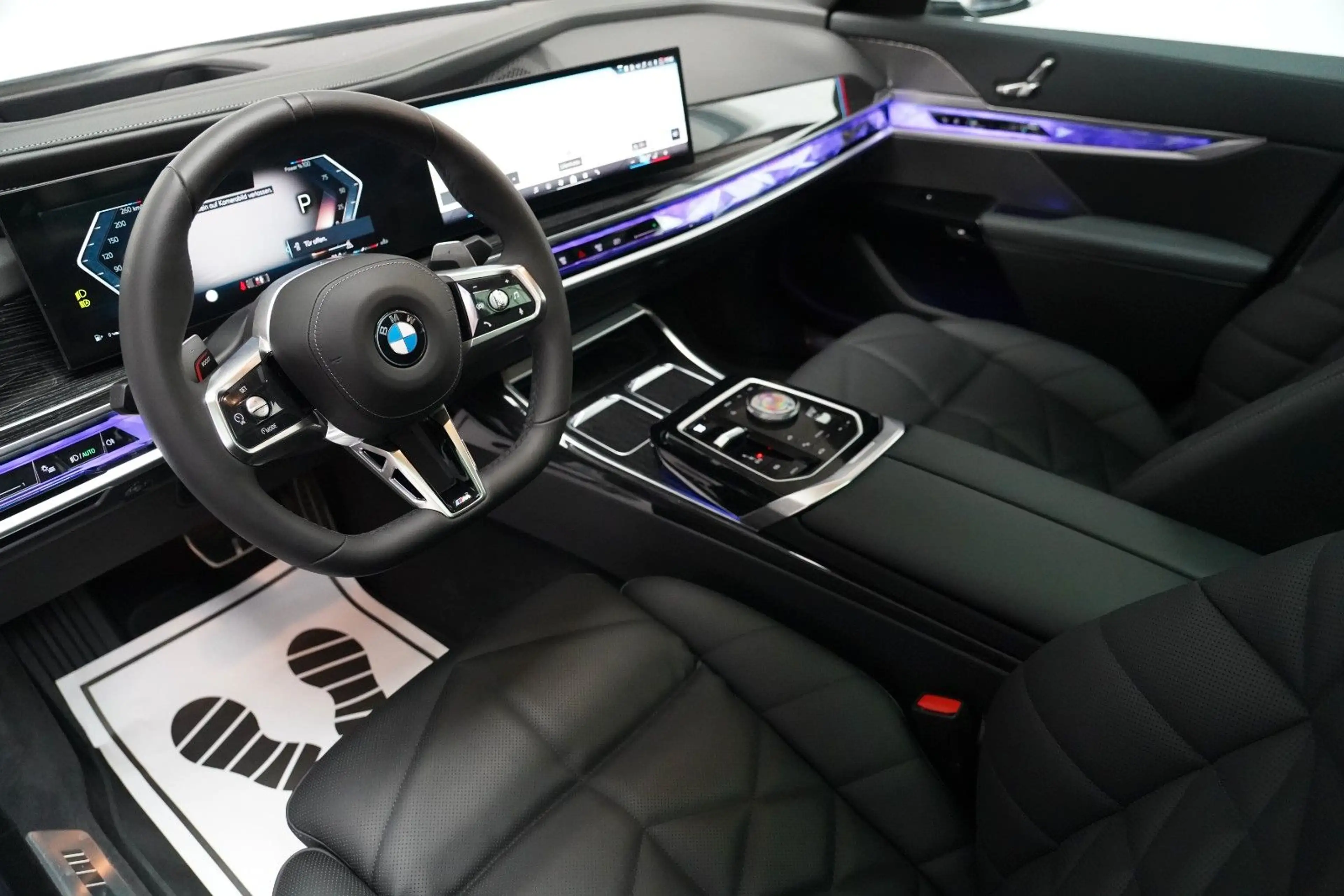 BMW 740 d xDrive M Sport SKYLOUNGE ICONIC FOND-TV — photo 15