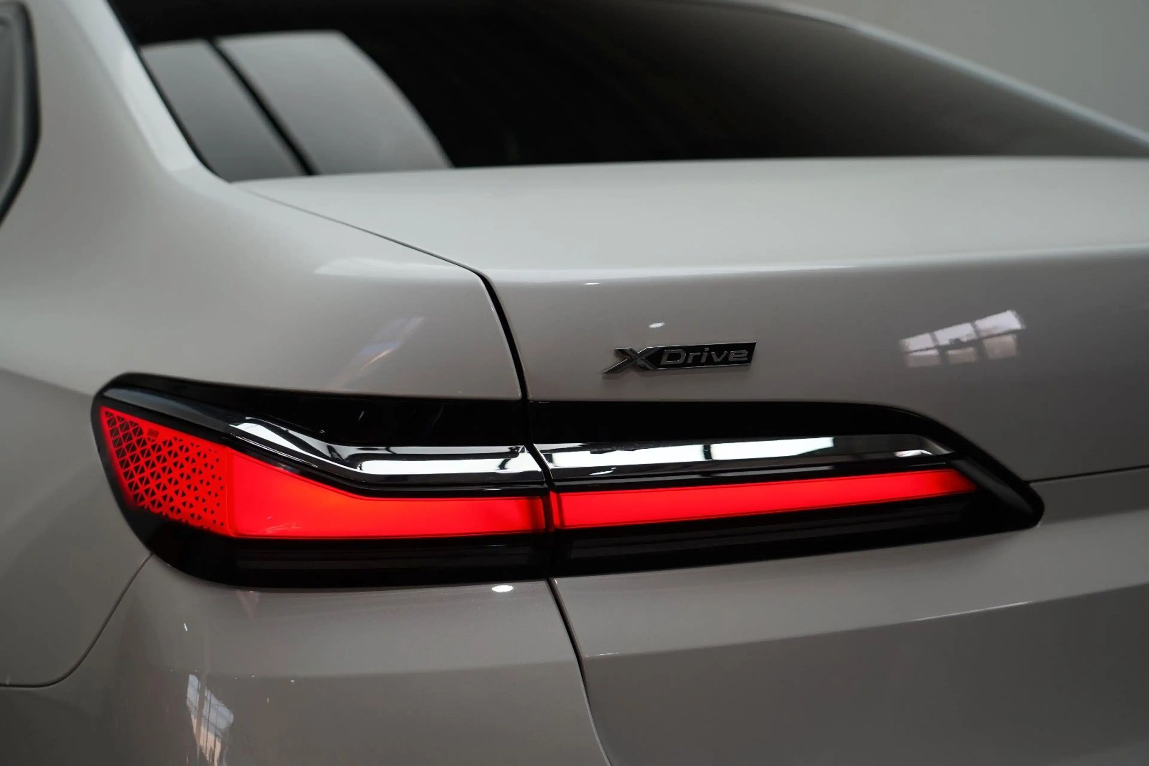 BMW 740 d xDrive M Sport SKYLOUNGE ICONIC FOND-TV — photo 10