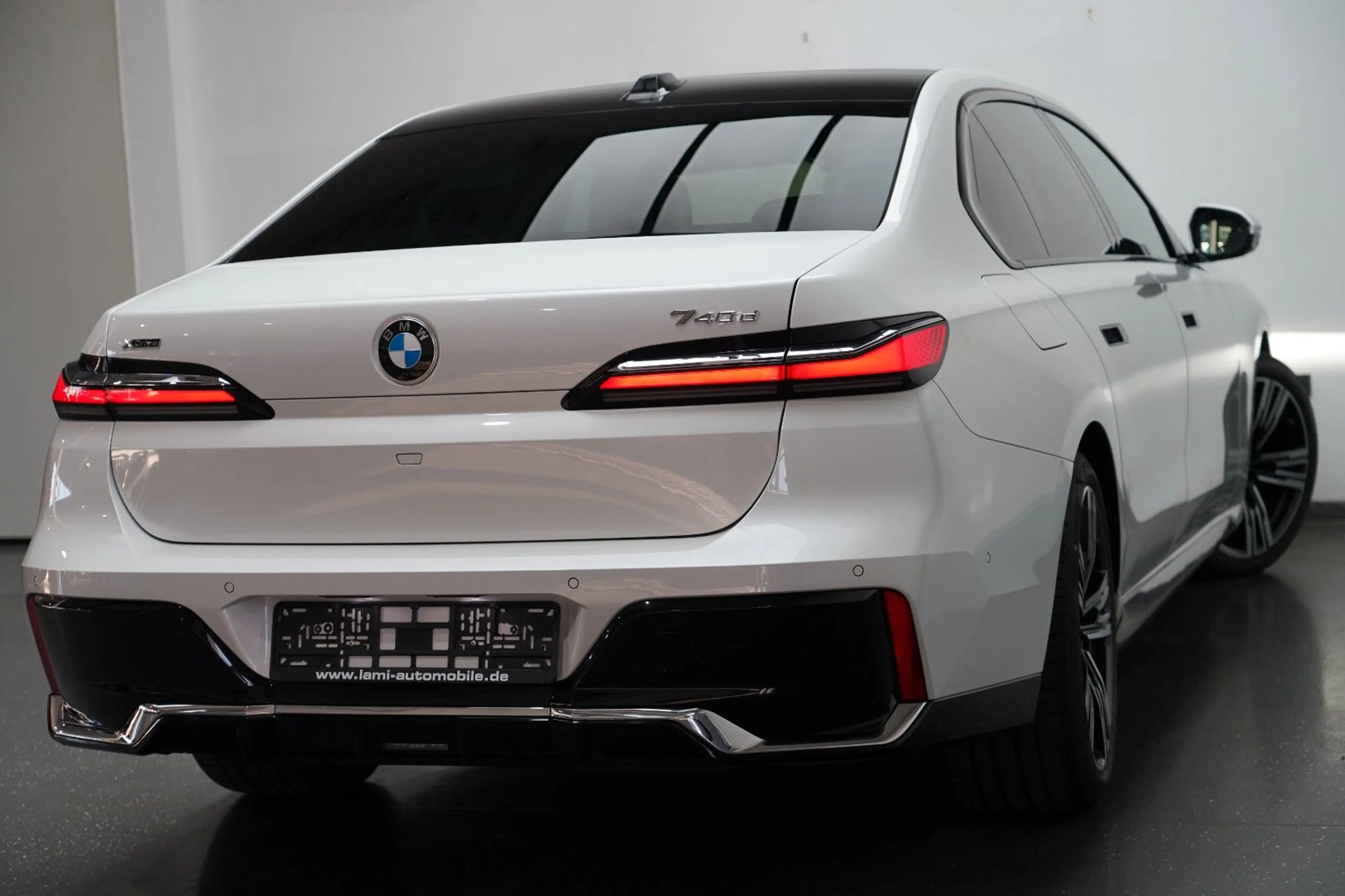 BMW 740 d xDrive M Sport SKYLOUNGE ICONIC FOND-TV — photo 4