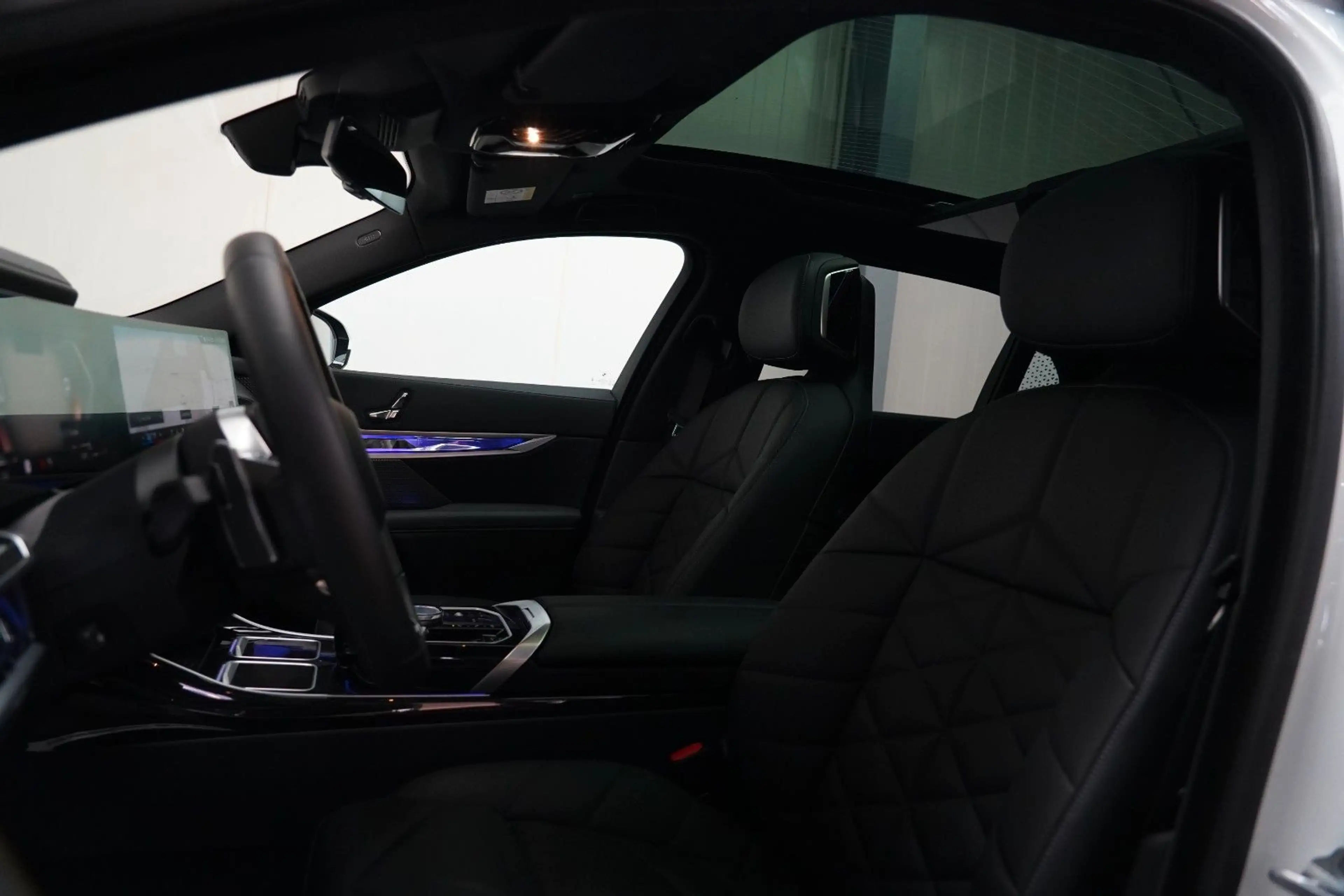 BMW 740 d xDrive M Sport SKYLOUNGE ICONIC FOND-TV — photo 13