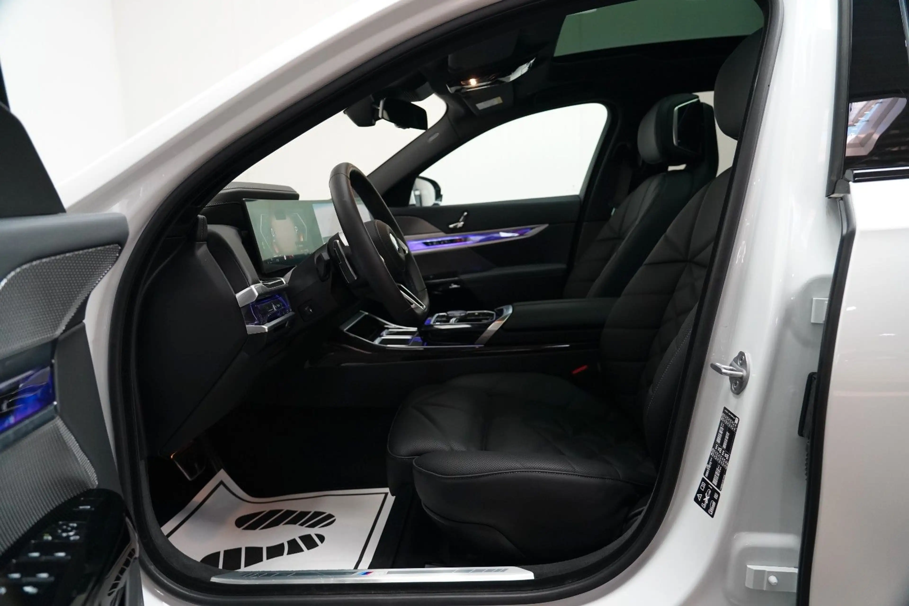 BMW 740 d xDrive M Sport SKYLOUNGE ICONIC FOND-TV — photo 12